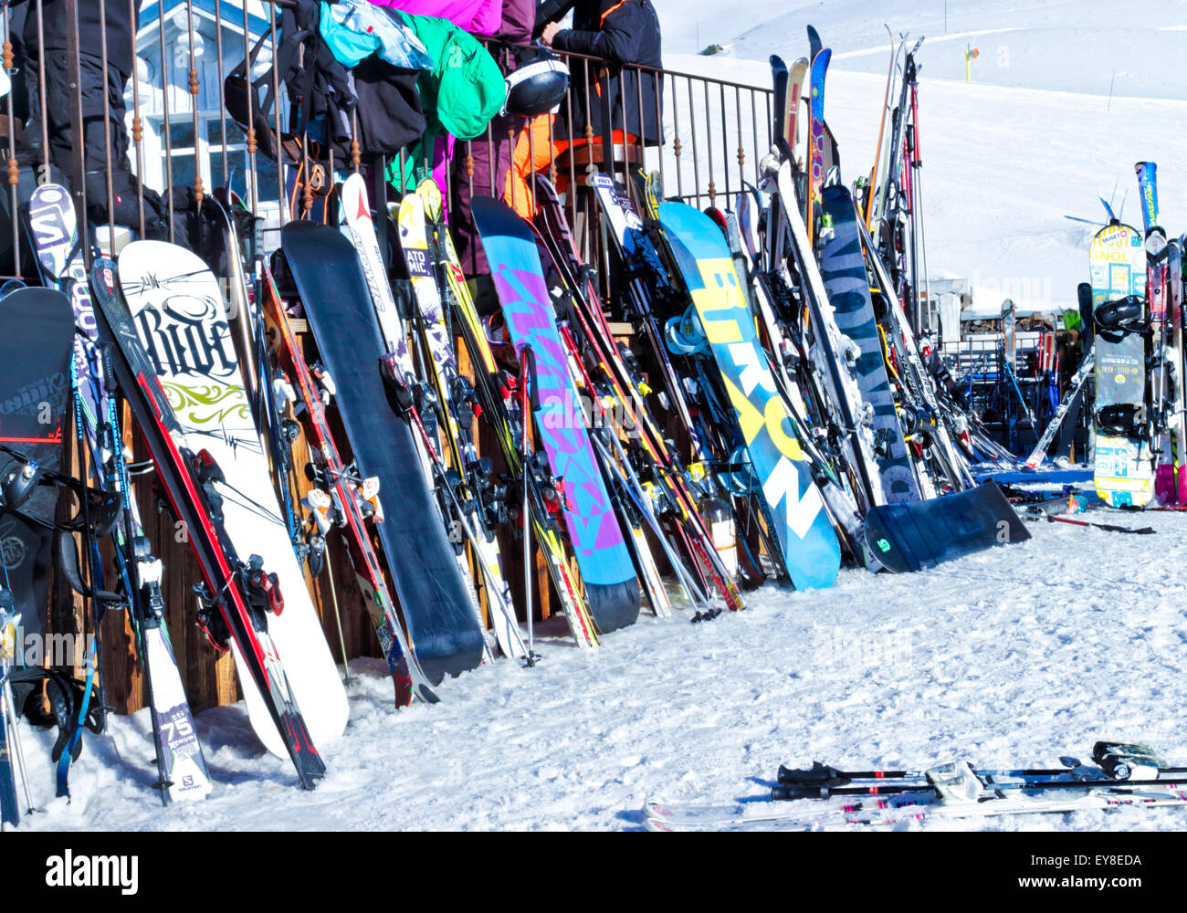 Val Thorens, alpi, Francia, 11 Febbraio 2015: Partite di coloratissimi snowboard e sci appoggiata contro apres ski bar terrazza Foto Stock