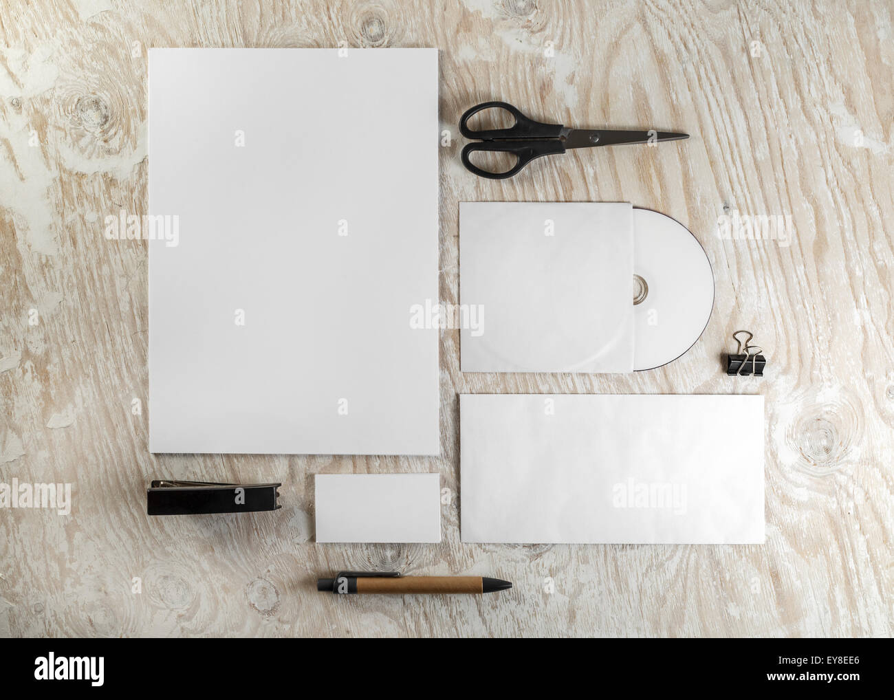 Vuoto modello di cancelleria per la progettazione di presentazioni e portafogli. Corporate identity impostato su luce sullo sfondo di legno. Vista dall'alto. Foto Stock