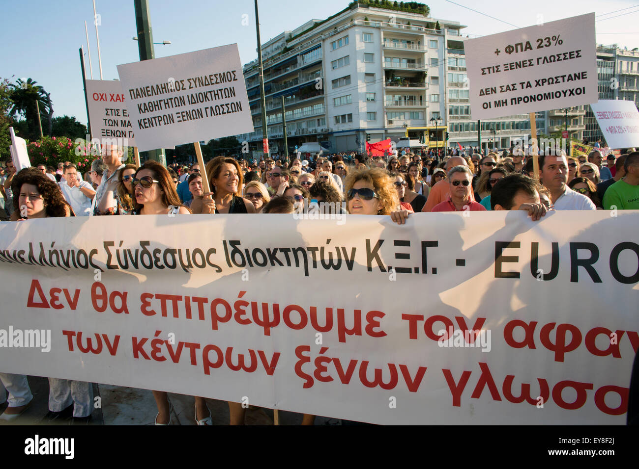 Migliaia di persone che hanno manifestato in Atene contro la UE ha imposto aumento IVA sui prodotti e servizi. il parlamento greco v Foto Stock