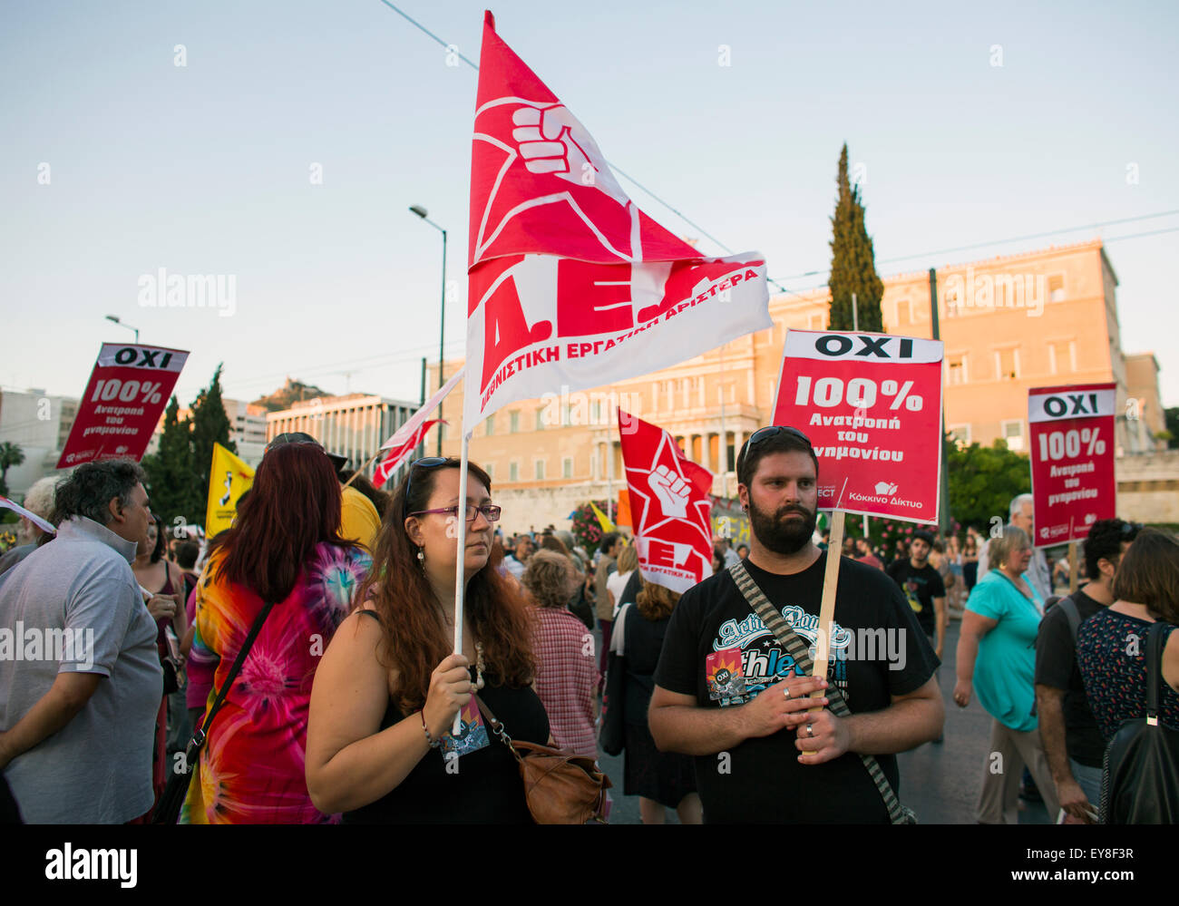 Migliaia di persone che hanno manifestato in Atene contro la UE ha imposto aumento IVA sui prodotti e servizi. il parlamento greco v Foto Stock