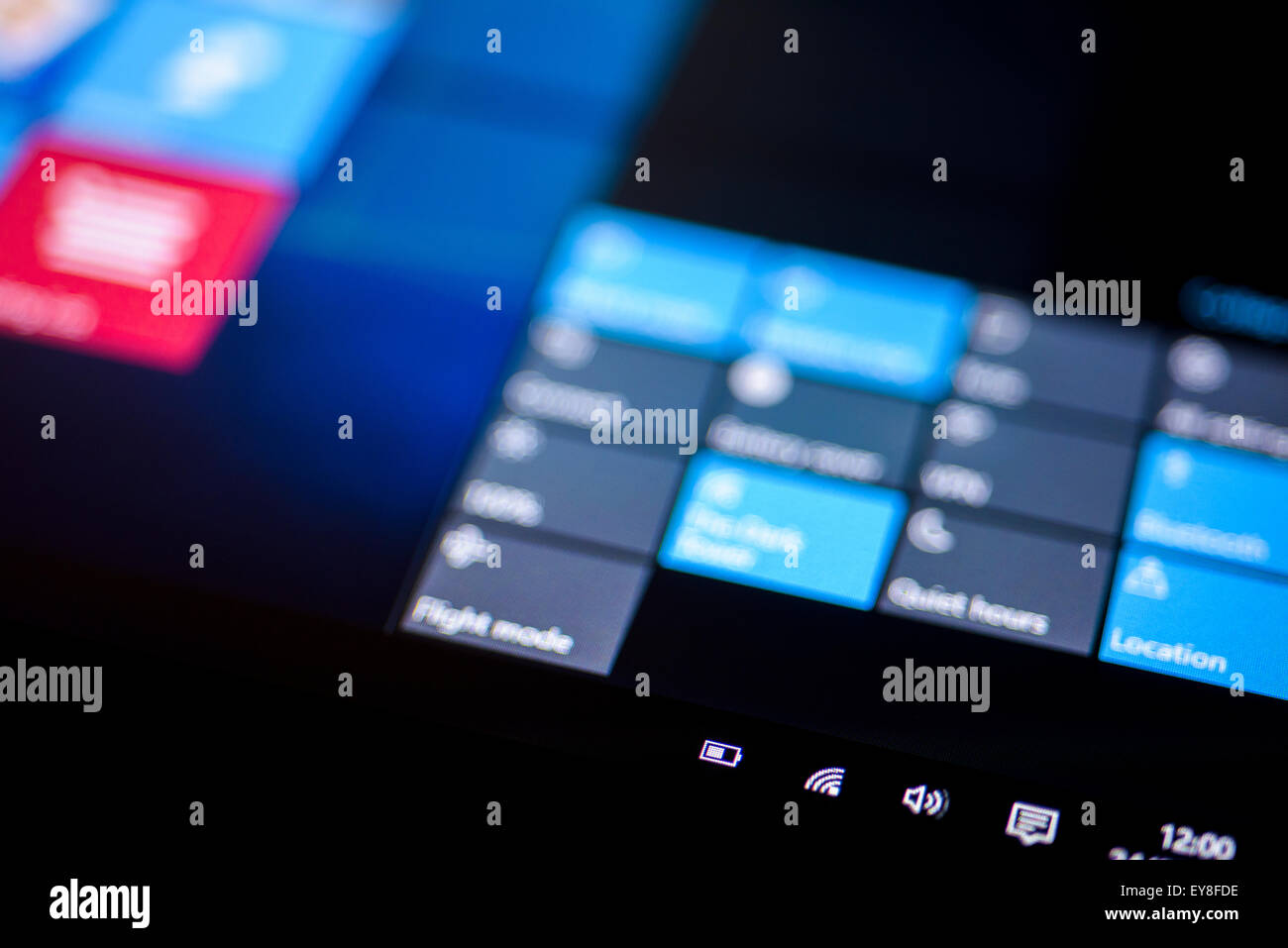 L'azione del centro di Microsoft Windows 10 Sistema operativo su un touch screen tablet in modalità tablet. Foto Stock