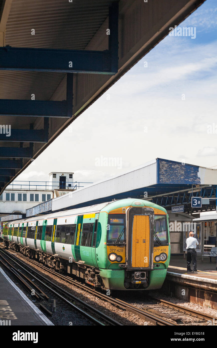 Il treno del sud da Brighton si fermò alla stazione centrale di Southampton, Southampton, Hampshire UK a giugno Foto Stock