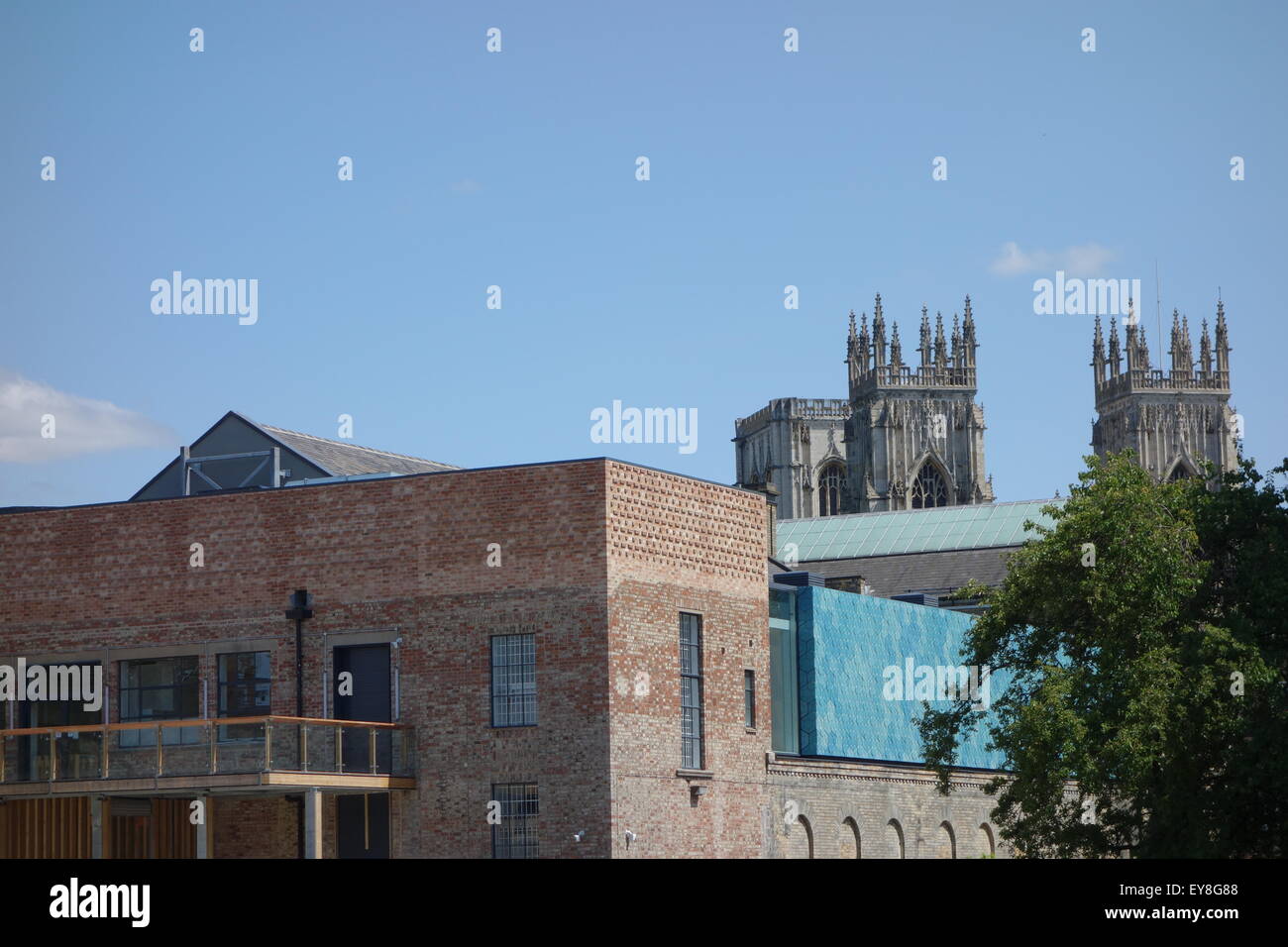 Vista posteriore del rinnovato York City Art Gallery si apre (Agosto 2015) che mostra il balcone in legno e rivestimento in ceramica a livello superiore Foto Stock