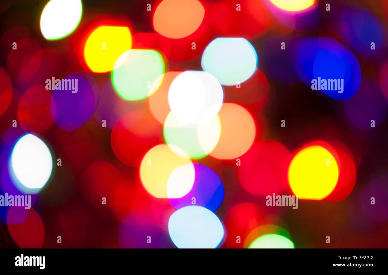 Celebrazione festosa luci con Bokeh di fondo naturale, luminosa e colorata, reminiscenza del Natale e Anno Nuovo,primavera, estate, Compleanno Foto Stock