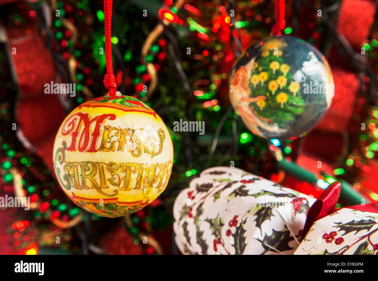 Buon Natale decorazioni in colori rossi e verdi limitata profondità di campo in modo tale che il messaggio Merry Christmas spicca e una spaccatura Foto Stock