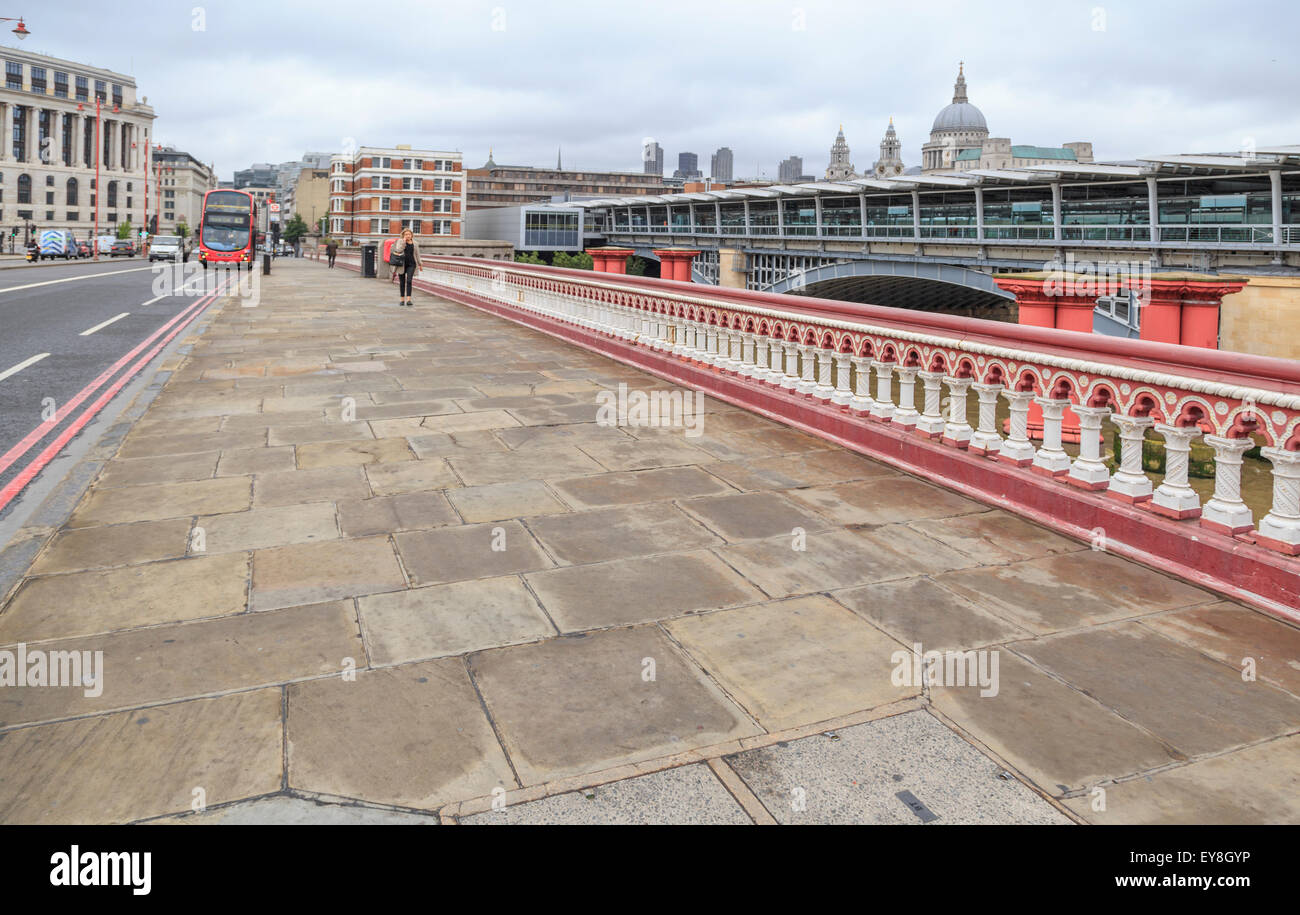 Blackfriars piedi & road bridge sul Fiume Tamigi, con vista di San Paolo nella città di Londra, Inghilterra, Gran Bretagna, UK. Foto Stock