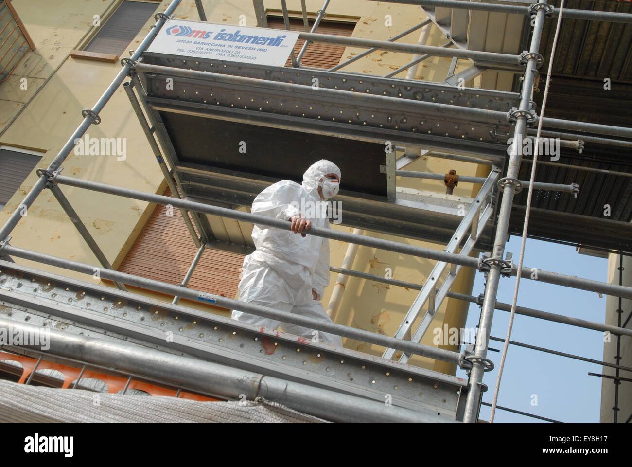 Casale Monferrato (Italia) la rimozione della polvere di amianto utilizzato come materiale isolante nel soffitto di un palazzo Foto Stock