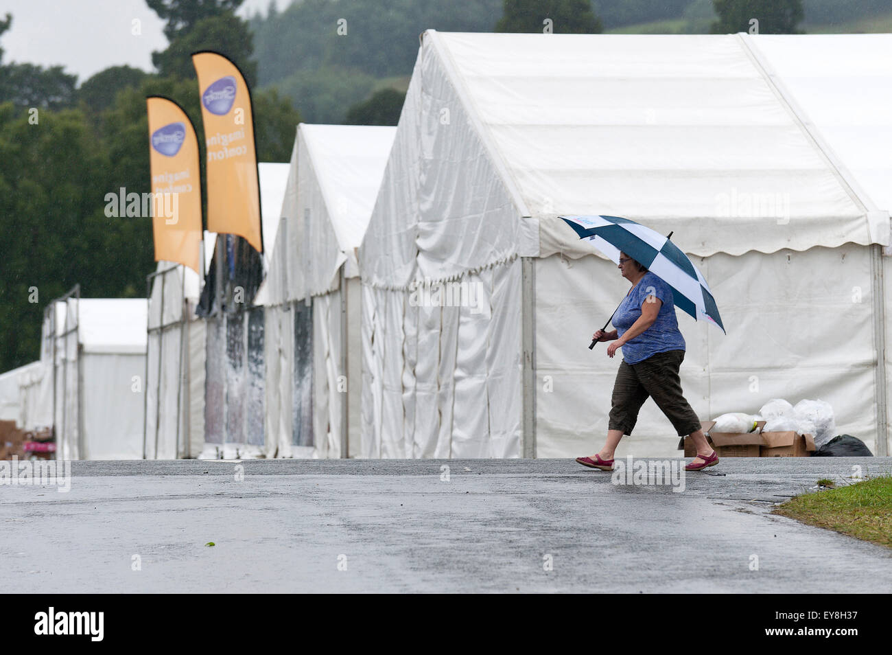 Llanelwedd, Powys, Regno Unito. Il 24 luglio 2015. Il tempo è piovoso per la clearup dopo questo settimane Royal Welsh Agricultural Show. Credito: Graham M. Lawrence/Alamy Live News Foto Stock