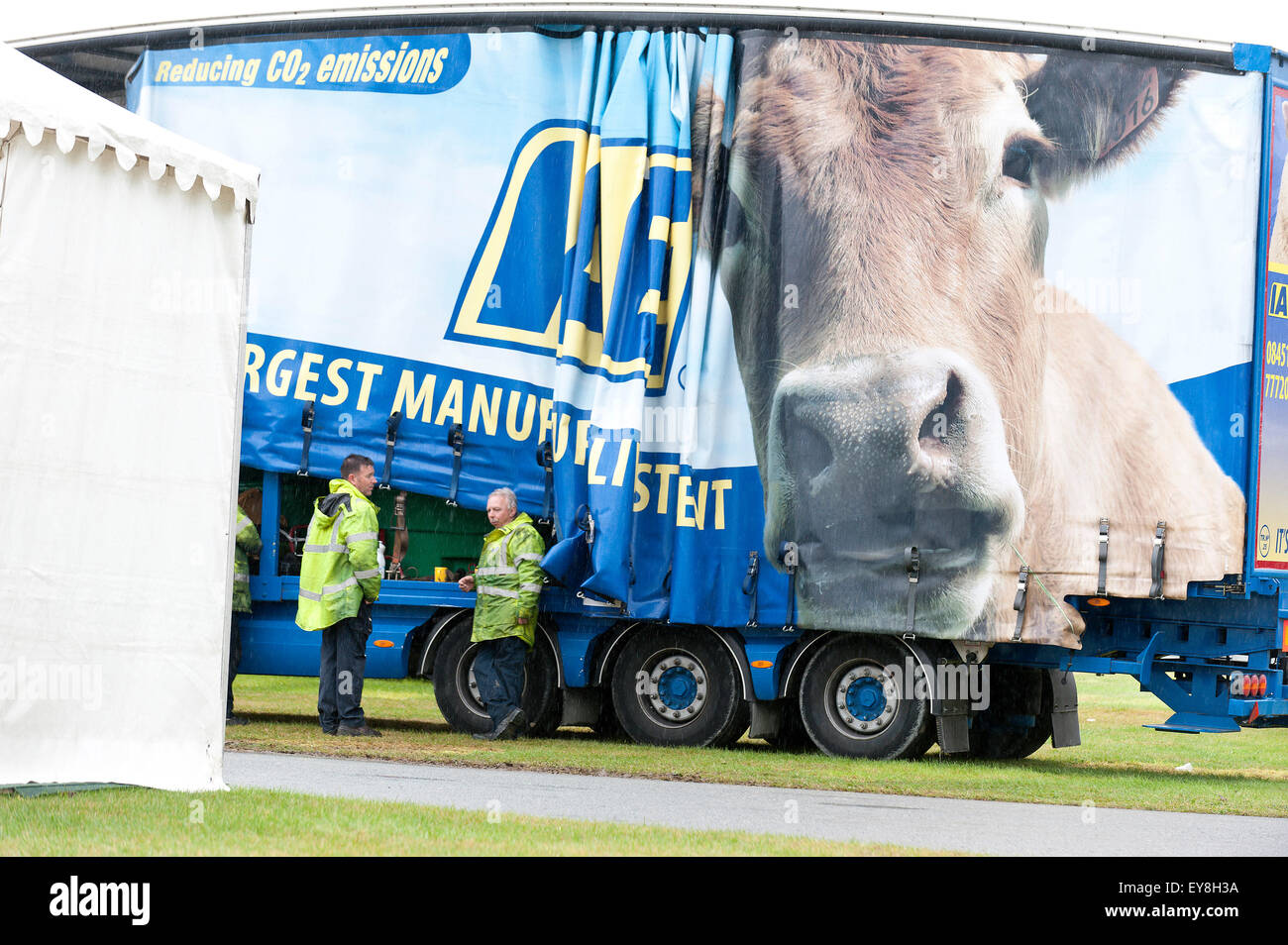 Llanelwedd, Powys, Regno Unito. Il 24 luglio 2015. Driver prendere un tè-break. Il tempo è piovoso per la clearup dopo questo settimane Royal Welsh Agricultural Show. Credito: Graham M. Lawrence/Alamy Live News Foto Stock