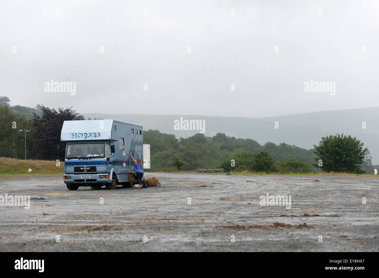 Llanelwedd, Powys, Regno Unito. Il 24 luglio 2015. Un ultimo Box per cavallo è caricata per il viaggio verso casa. Il tempo è piovoso per la clearup dopo questo settimane Royal Welsh Agricultural Show. Credito: Graham M. Lawrence/Alamy Live News Foto Stock