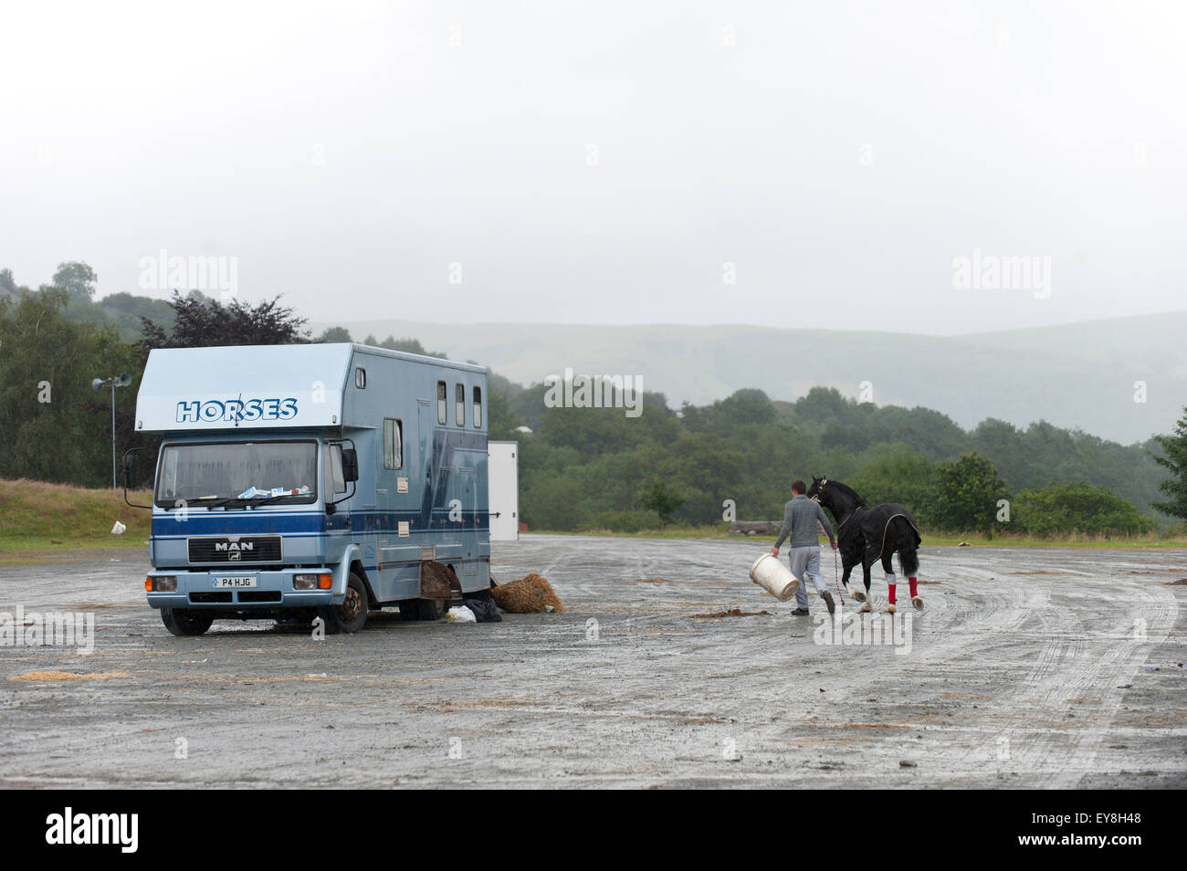 Llanelwedd, Powys, Regno Unito. Il 24 luglio 2015. Un ultimo Box per cavallo è caricata per il viaggio verso casa. Il tempo è piovoso per la clearup dopo questo settimane Royal Welsh Agricultural Show. Credito: Graham M. Lawrence/Alamy Live News Foto Stock