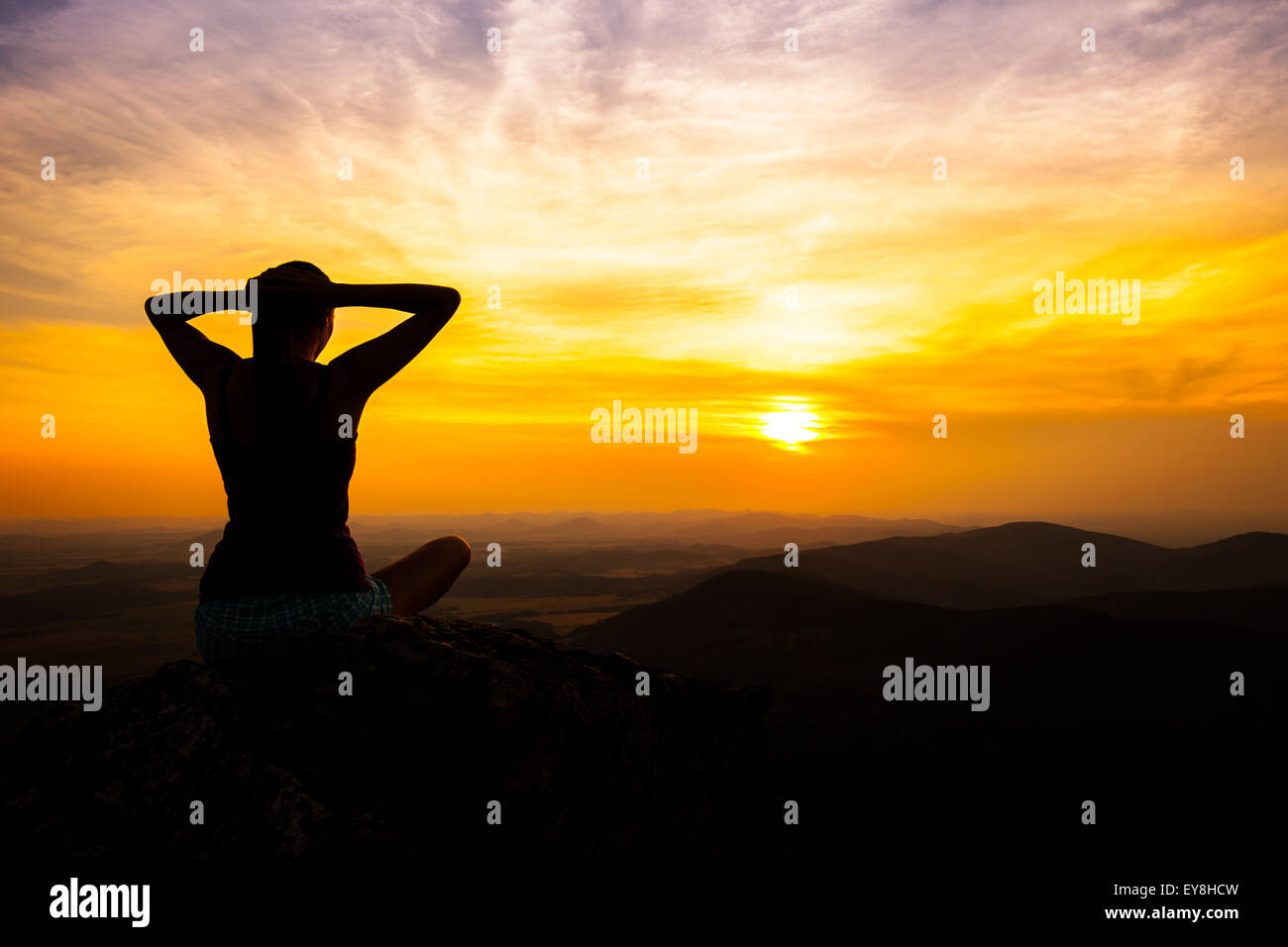 Singolo adulto silhouette di donna sulla roccia Foto Stock