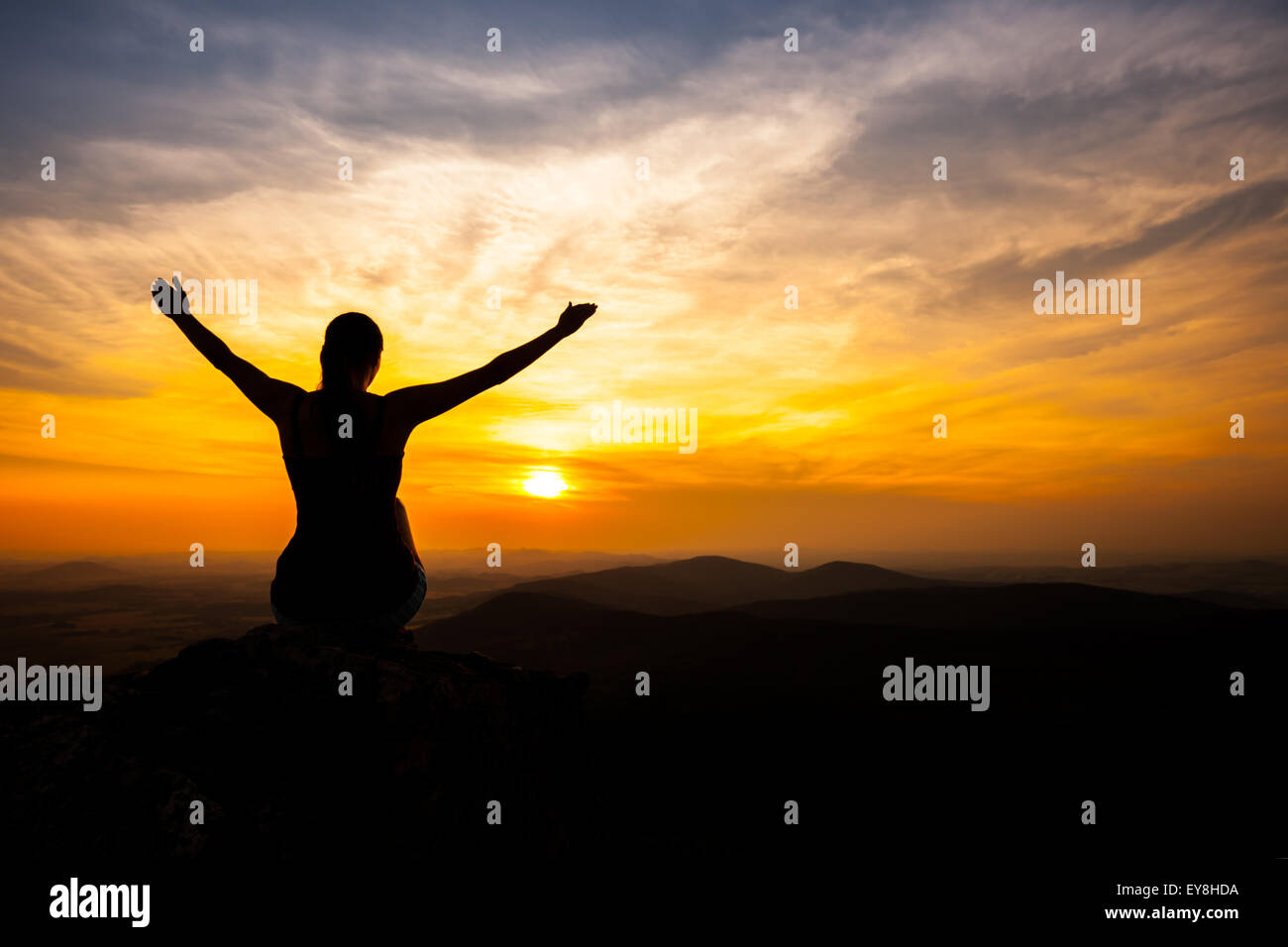 Singolo adulto silhouette di donna sulla roccia Foto Stock