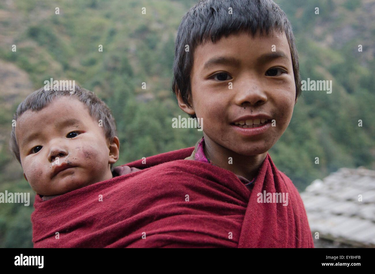 Bambini nepalesi nella valle Nubri sul circuito di Manaslu trek Foto Stock