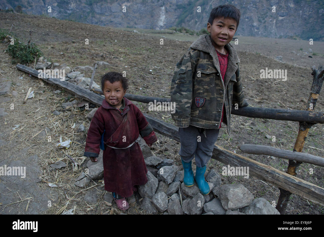 Bambini nepalesi nella valle Nubri sul circuito di Manaslu trek Foto Stock