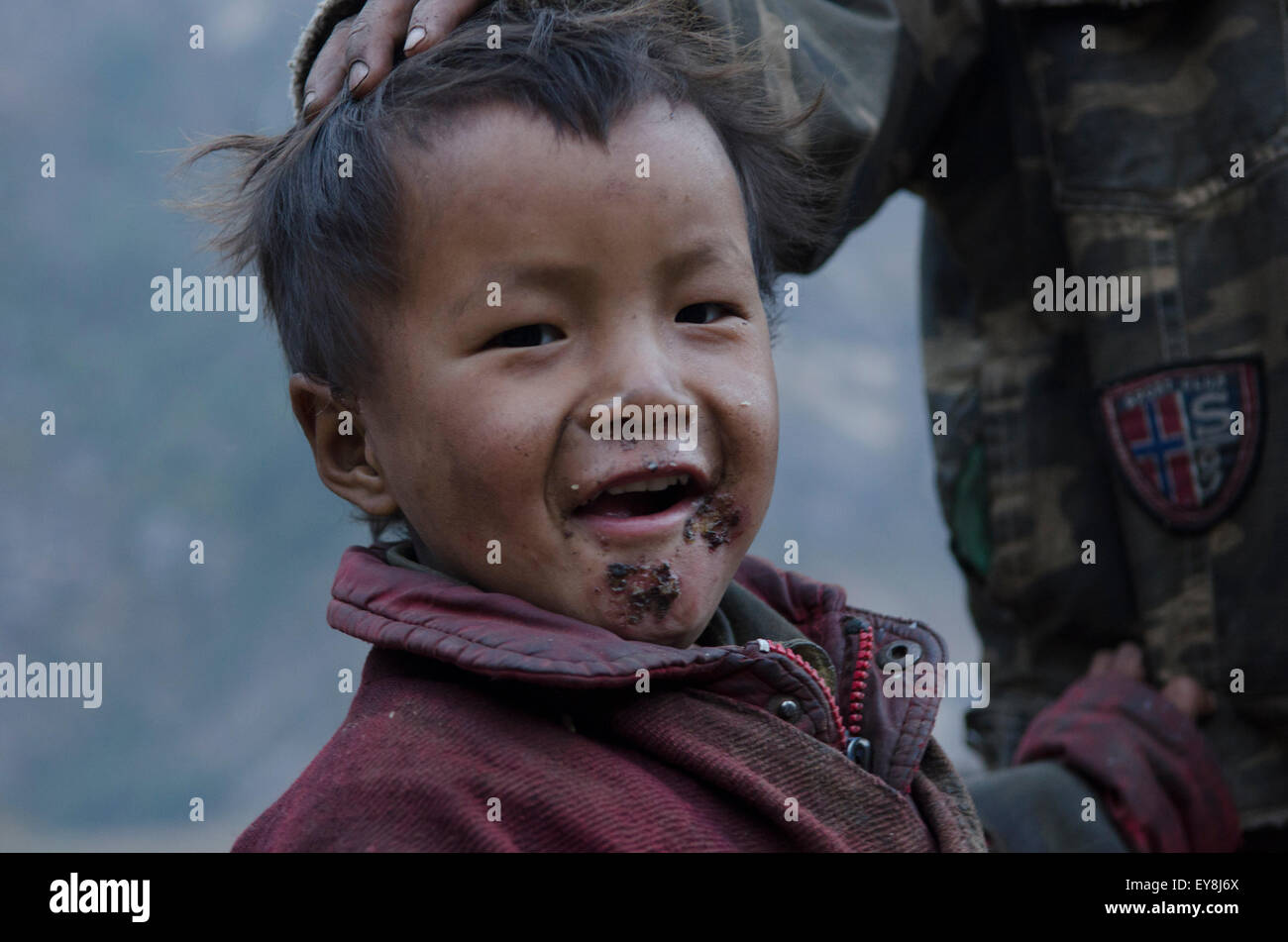 Bambini nepalesi nella valle Nubri sul circuito di Manaslu trek Foto Stock