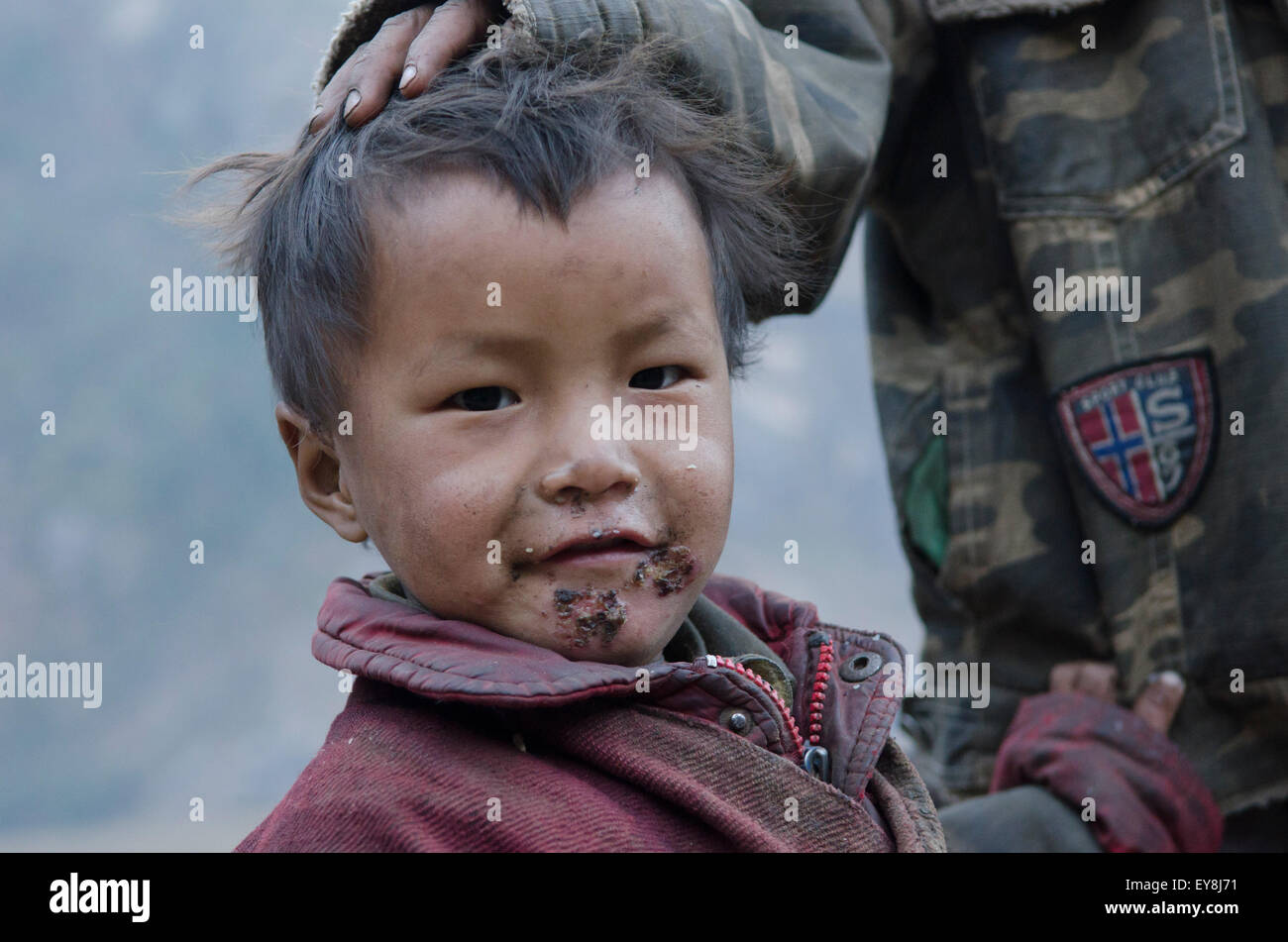 Bambini nepalesi nella valle Nubri sul circuito di Manaslu trek Foto Stock