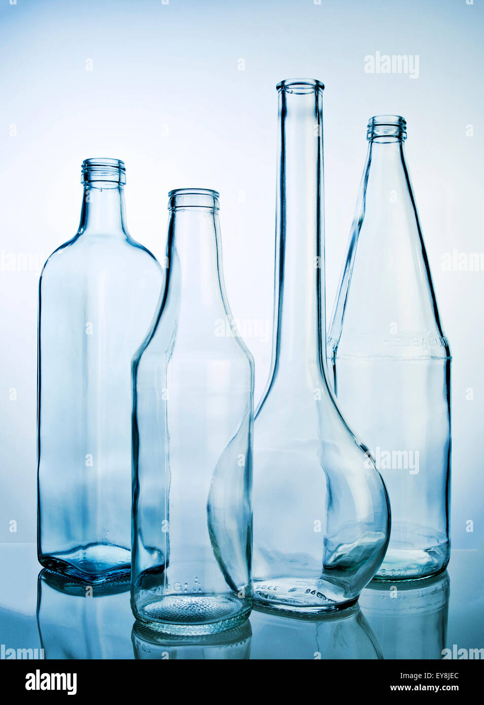 Vuoto quattro bottiglie di vetro in una riga Foto Stock