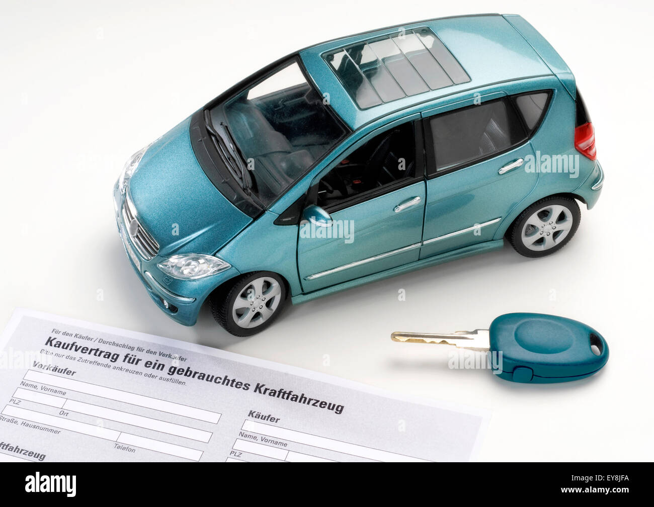 Auto con chiave e il contratto di acquisto di un veicolo usato. Foto Stock