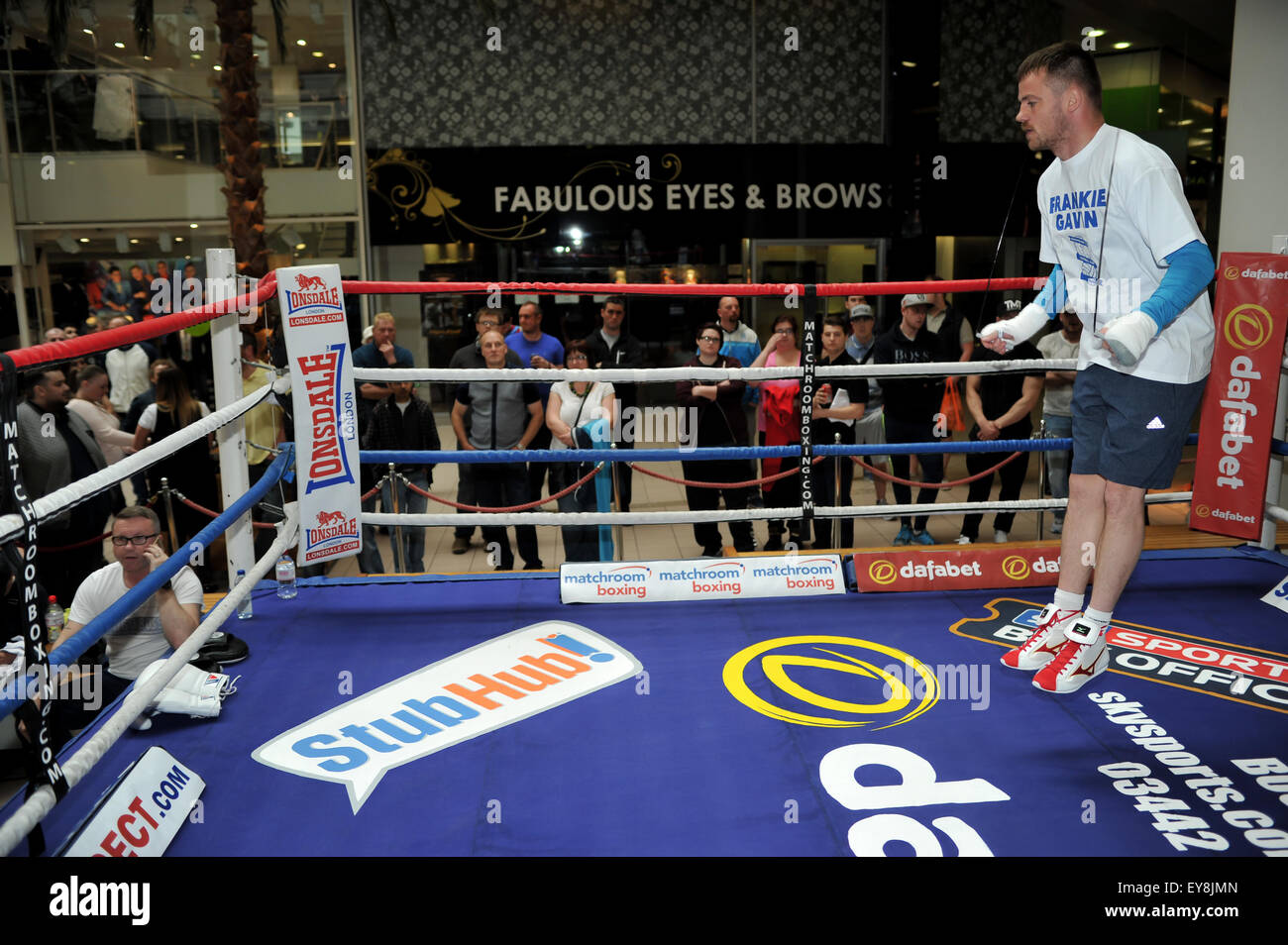 Frankie Gavin ha un allenamento pubblico nei padiglioni del Centro Commerciale prima della sua IBF welterweight titolo mondiale di lotta contro la prossima settimana contro la Kell Brook con: Frankie Gavin dove: Birmingham, Regno Unito quando: 22 Maggio 2015 Foto Stock