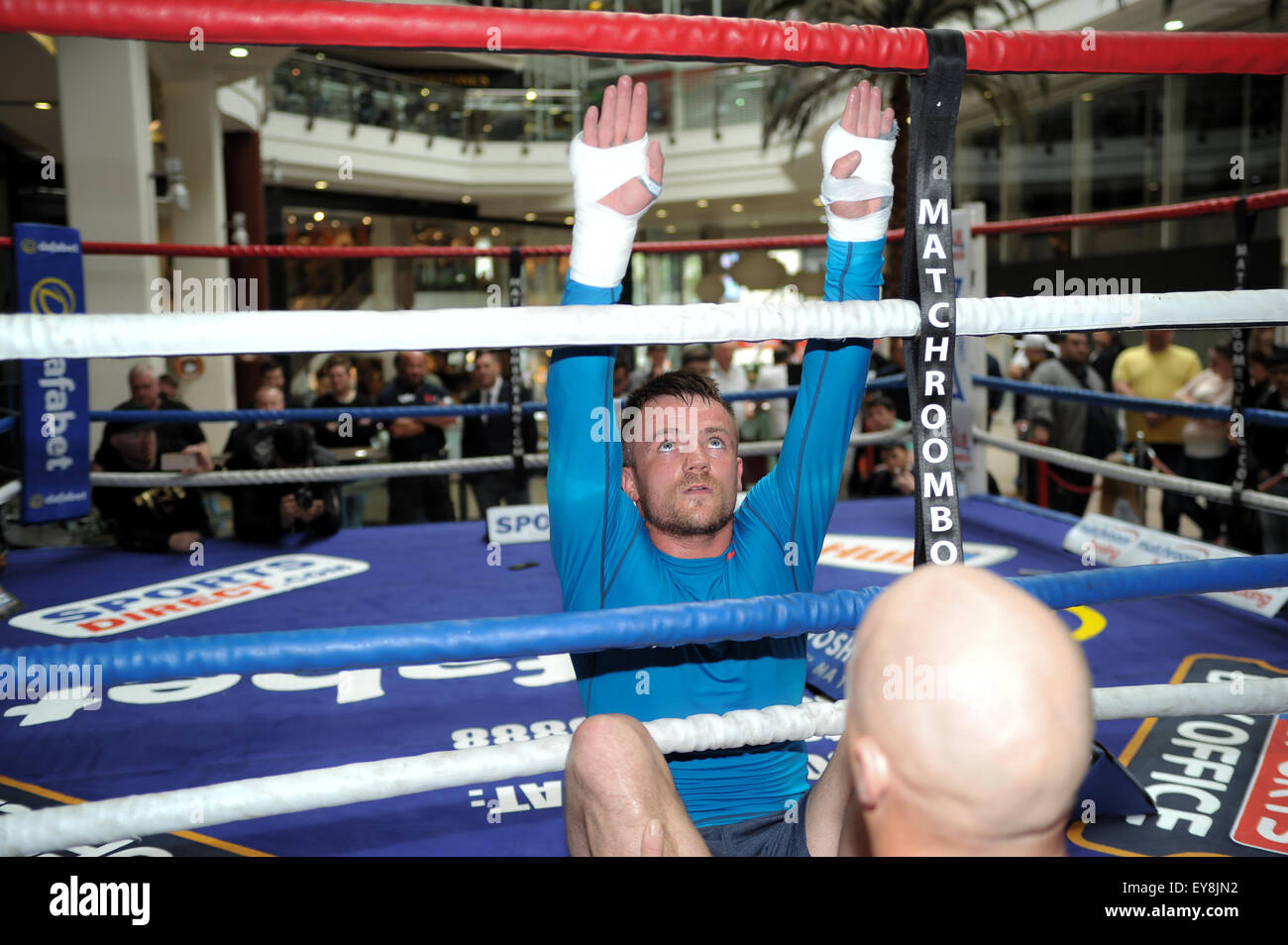 Frankie Gavin ha un allenamento pubblico nei padiglioni del Centro Commerciale prima della sua IBF welterweight titolo mondiale di lotta contro la prossima settimana contro la Kell Brook con: Frankie Gavin dove: Birmingham, Regno Unito quando: 22 Maggio 2015 Foto Stock