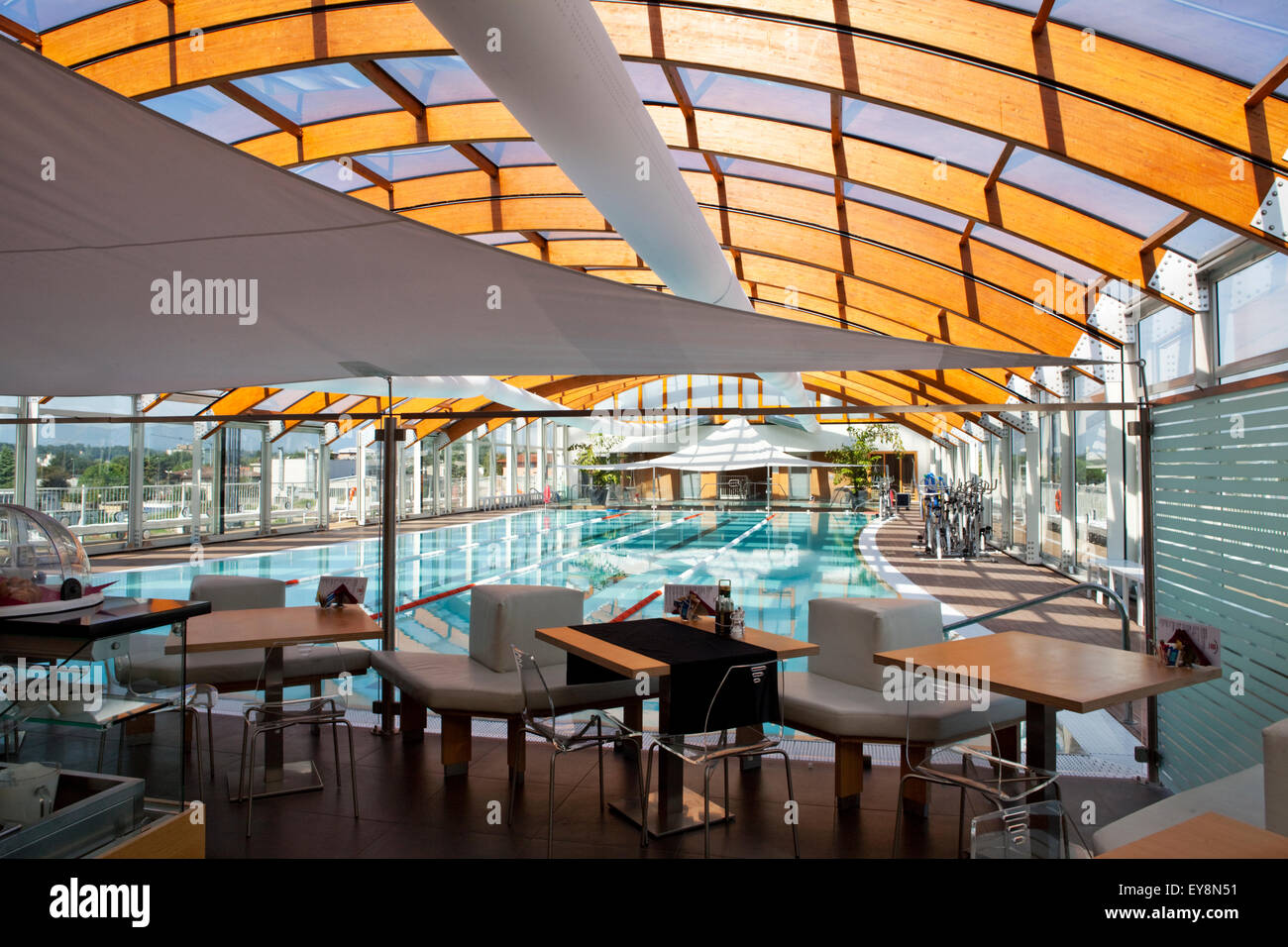 Fitness club con piscina e il centro termale. Bar le tabelle in primo piano Foto Stock