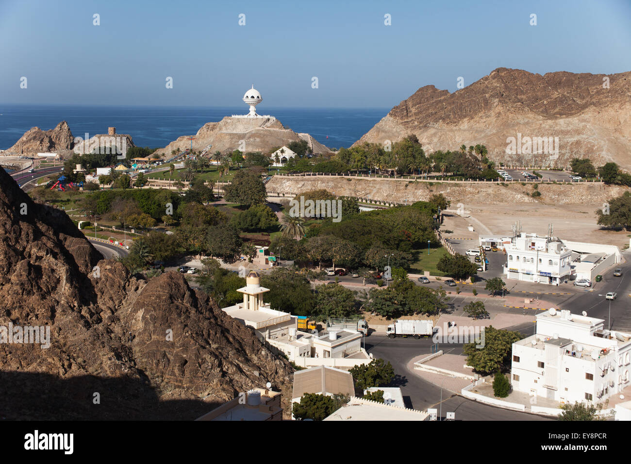 Gigante bruciatore di incenso sopra Riyam Park, visto da C38 sentiero a piedi; Mutrah, Muscat Oman Foto Stock