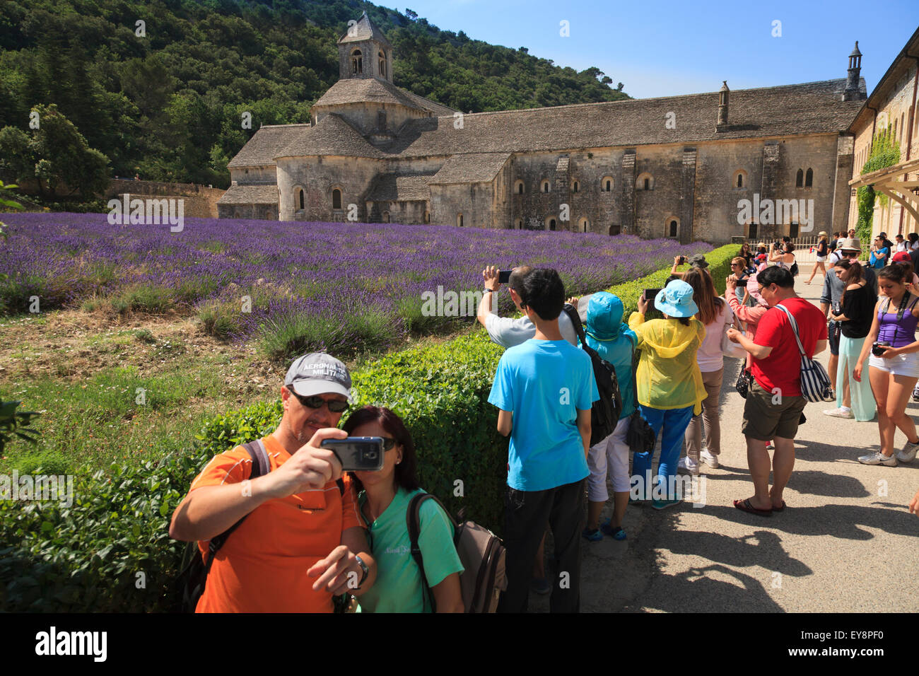 I turisti scattare foto di Notre Dame de l'Abbazia di Sénanque Provence Francia con la lavanda in piena fioritura Foto Stock