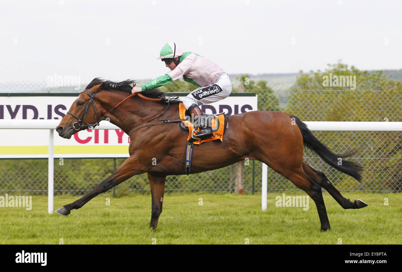 Jim Crowley cavalcare la Corsica , vincendo il 888sport Festival picchetti (elencati di gara) a Goodwood racecourse caratterizzate da: Jim Crowley dove: Goodwood, Regno Unito quando: 23 Maggio 2015 Foto Stock