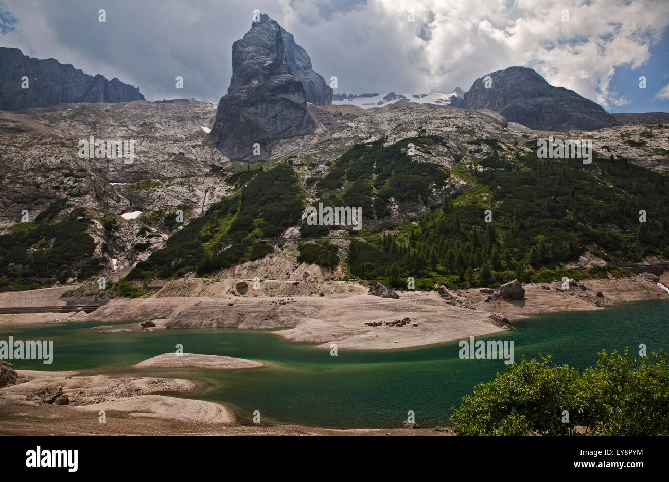 Lago di Fedaia mostra ampio livello acqua riduzione, Passo Fedaia, Dolomiti, Italia Foto Stock