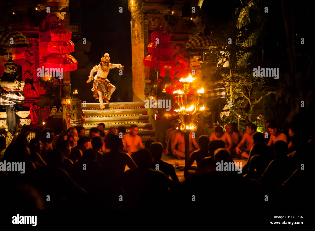 Un ballerino con abiti hanuman che si esibisce durante lo spettacolo di kecak e di danza del fuoco a Ubud, Gianyar, Bali, Indonesia. Foto Stock