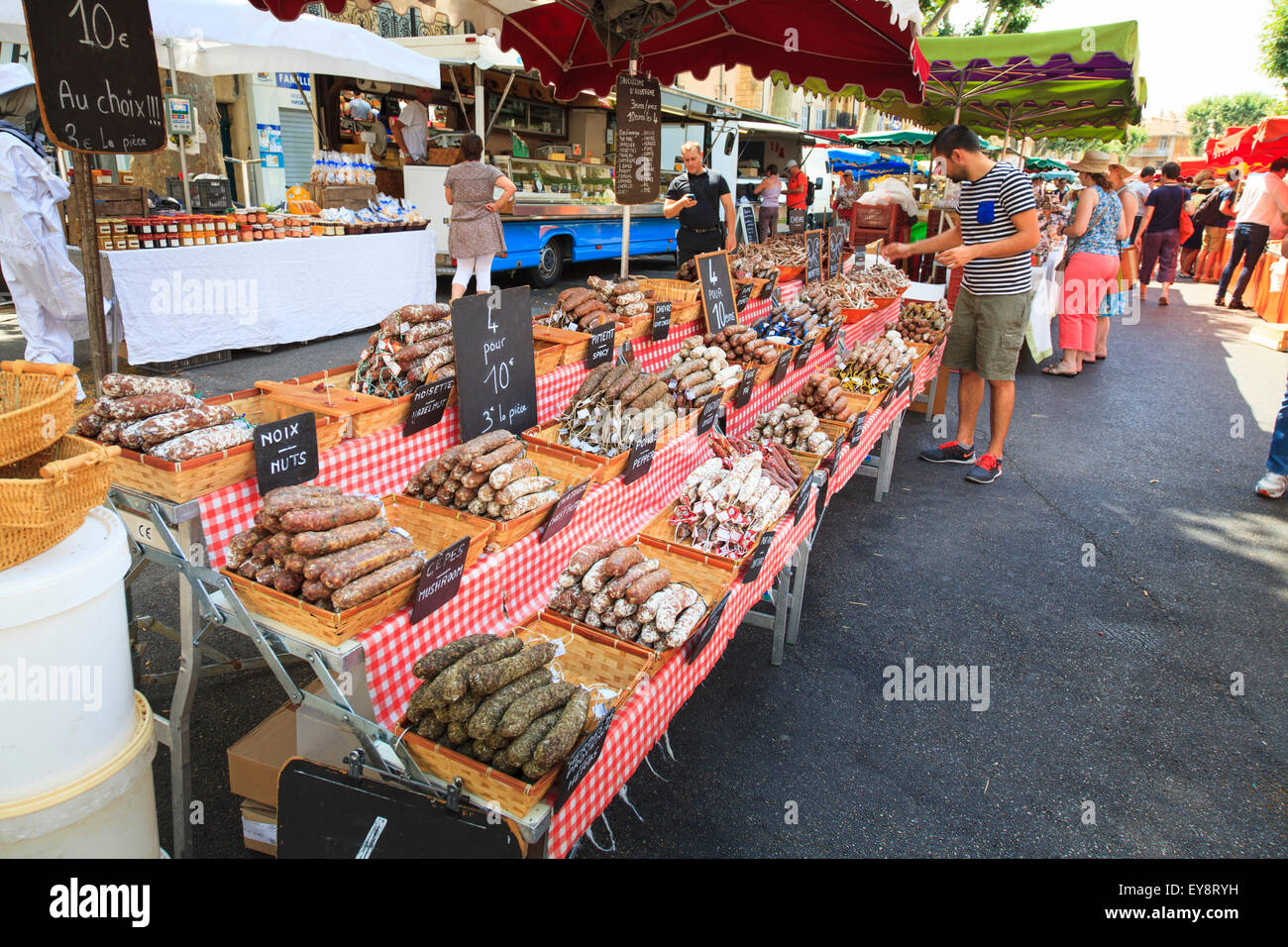 Salsiccia secca salsiccia indurita su un mercato francese in stallo Foto Stock