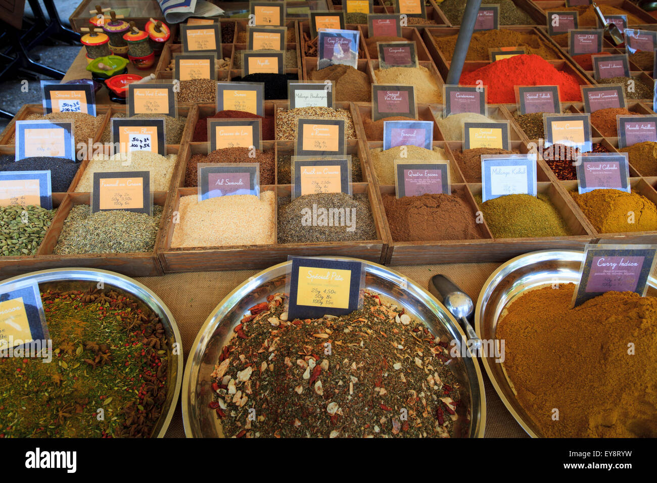 Visualizzazione delle spezie su un mercato francese in stallo Foto Stock