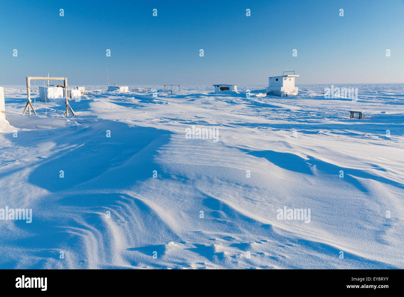 Derive di neve coprire campi estivi edifici al punto Barrow, Arctic Alaska,  in inverno; Barrow, Alaska, Stati Uniti d'America Foto stock - Alamy