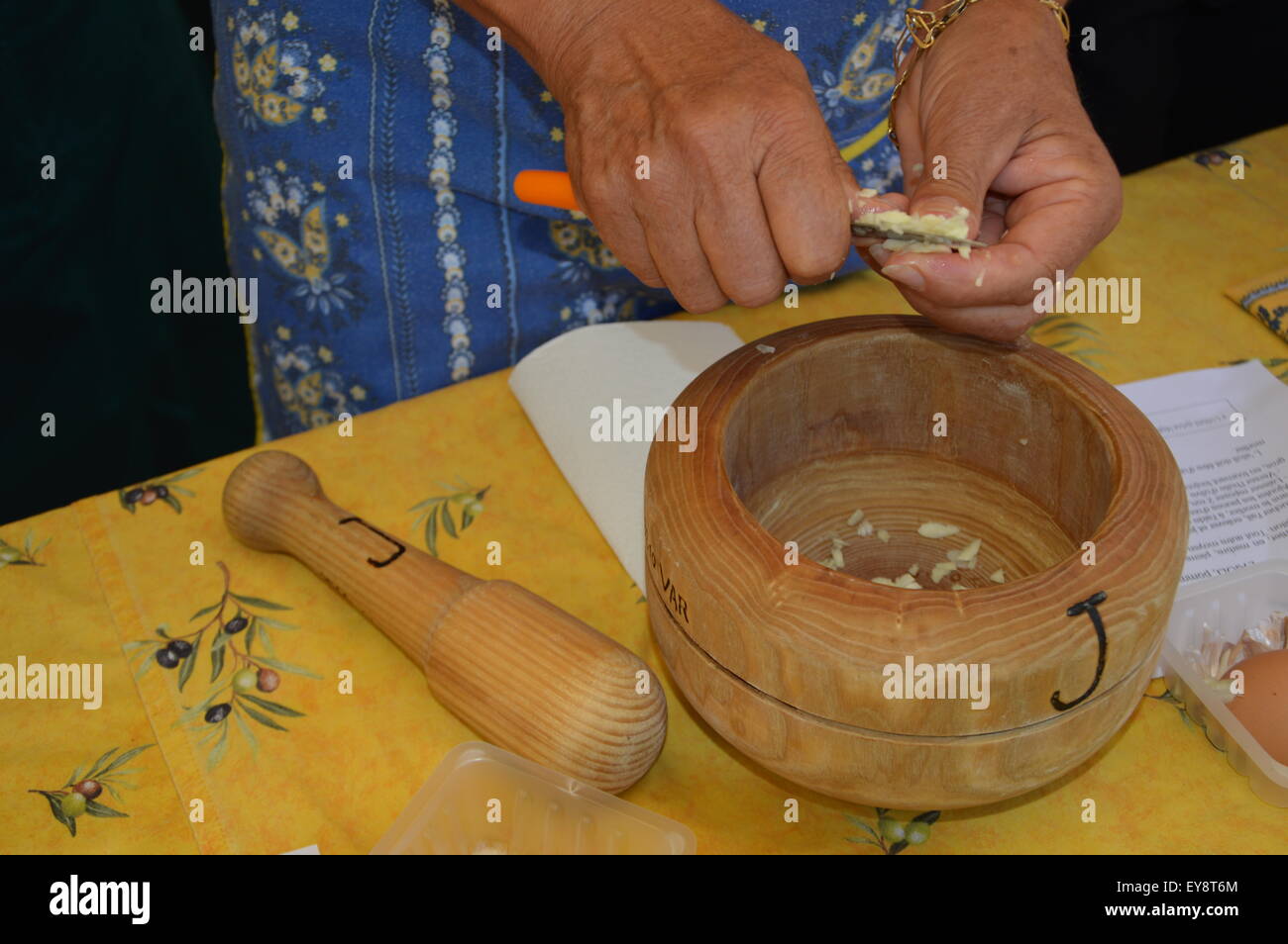 Preparazione di un'aïoli, aglio maionese, in Provenza, nel sud della Francia Foto Stock