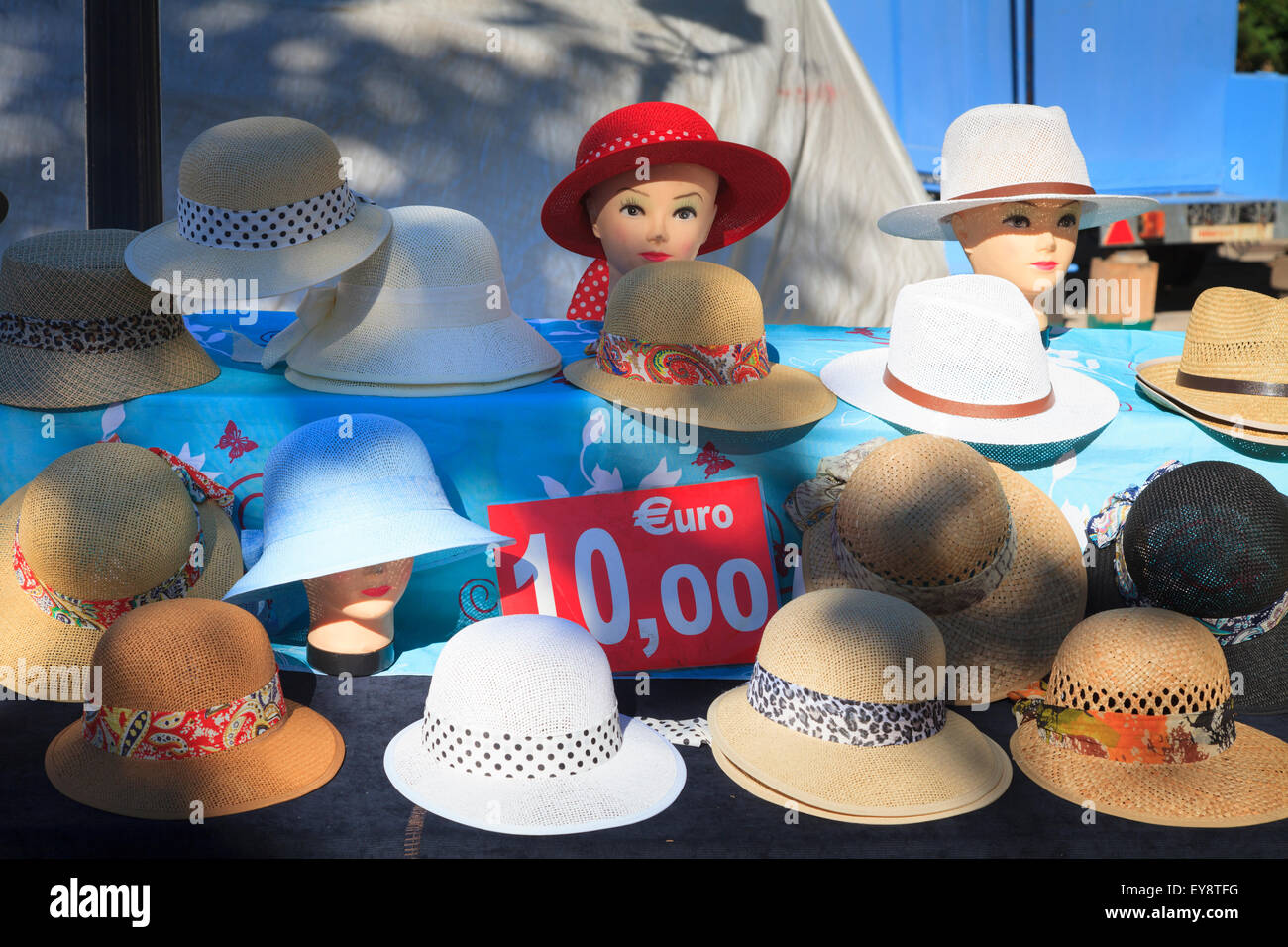 Visualizzazione dei cappelli su un mercato francese in stallo Foto Stock