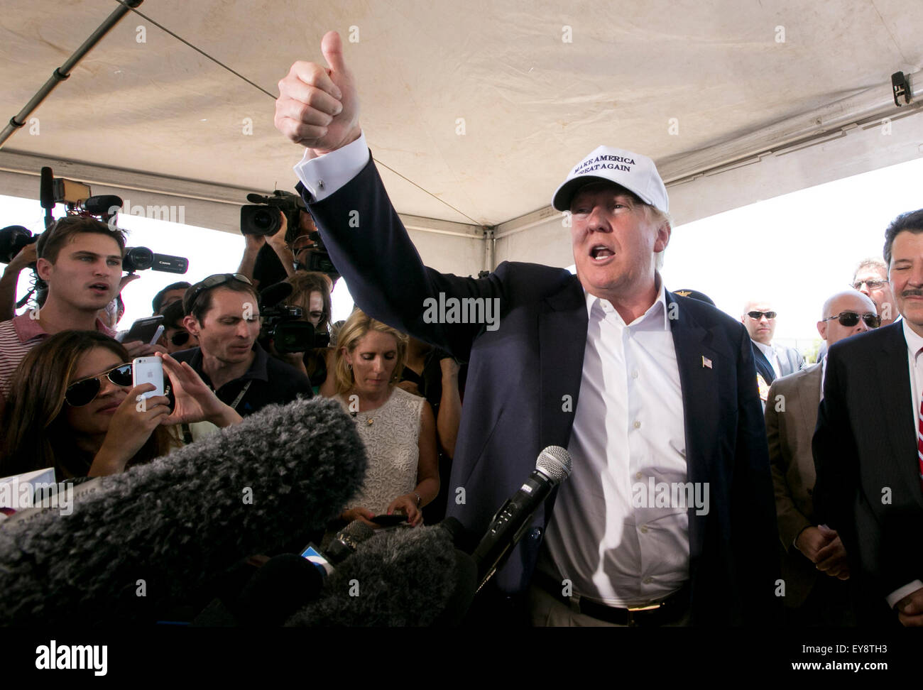 Donald Trump dà un pollice in su dopo la conferenza stampa sul confine Texas-Mexico nella città di Laredo in Texas nel luglio 23rd, 2015 Foto Stock