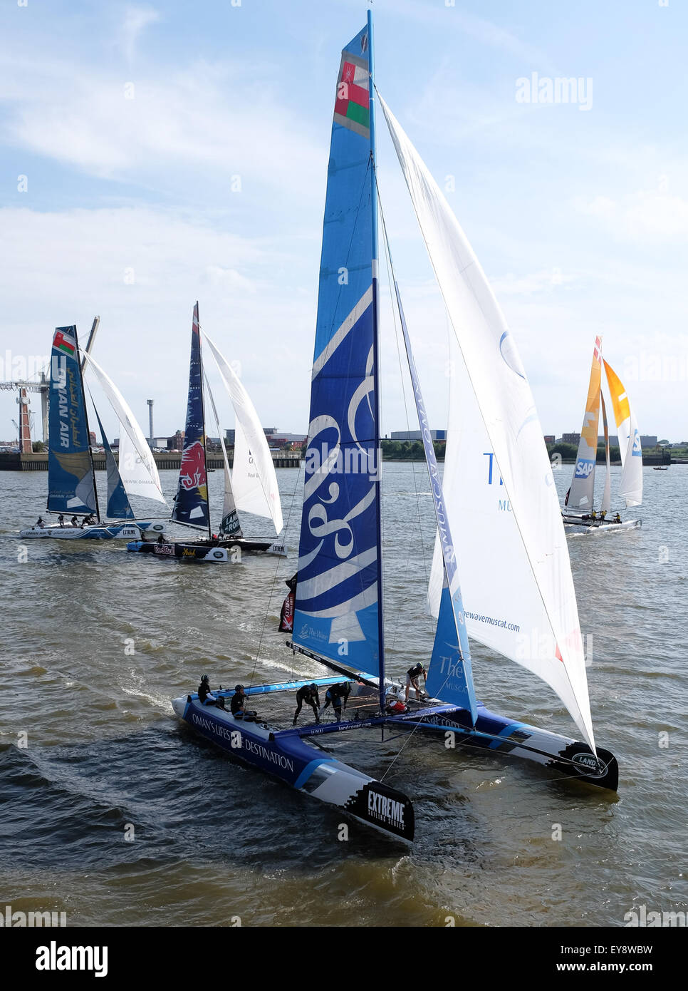 Amburgo, Germania. Il 24 luglio, 2015. Racing catamarani in Extreme serie Vela (FRONT CENTER - Team Oman Wave Muscat) navigando sul fiume Elba fiver ad Amburgo, Germania, 24 luglio 2015. Foto: Axel HEIMKEN/DPA/Alamy Live News Foto Stock