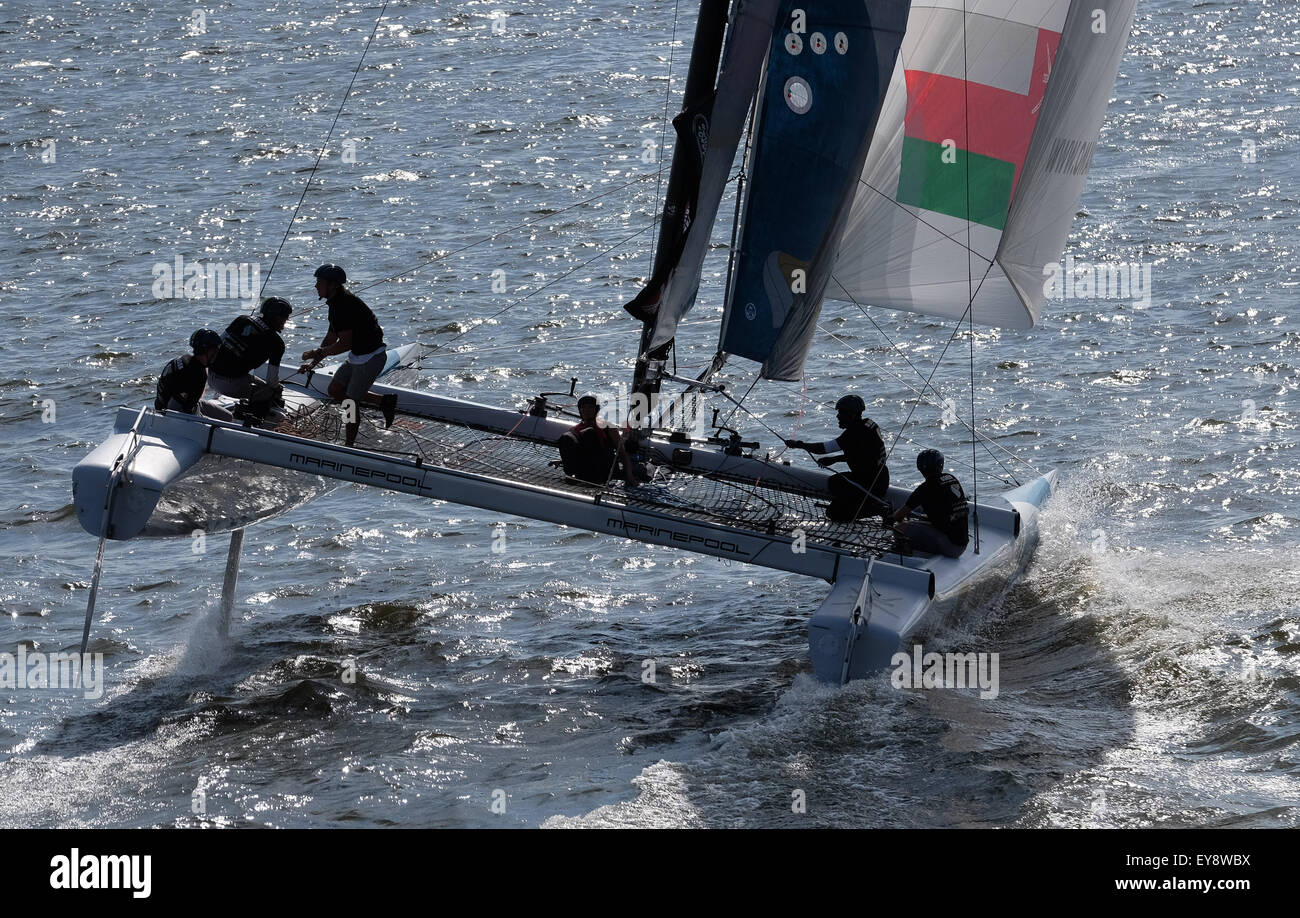 Amburgo, Germania. Il 24 luglio, 2015. Un Team Oman Air racing catamarano in Extreme serie vela vela sul fiume Elba fiver ad Amburgo, Germania, 24 luglio 2015. Foto: Axel HEIMKEN/DPA/Alamy Live News Foto Stock