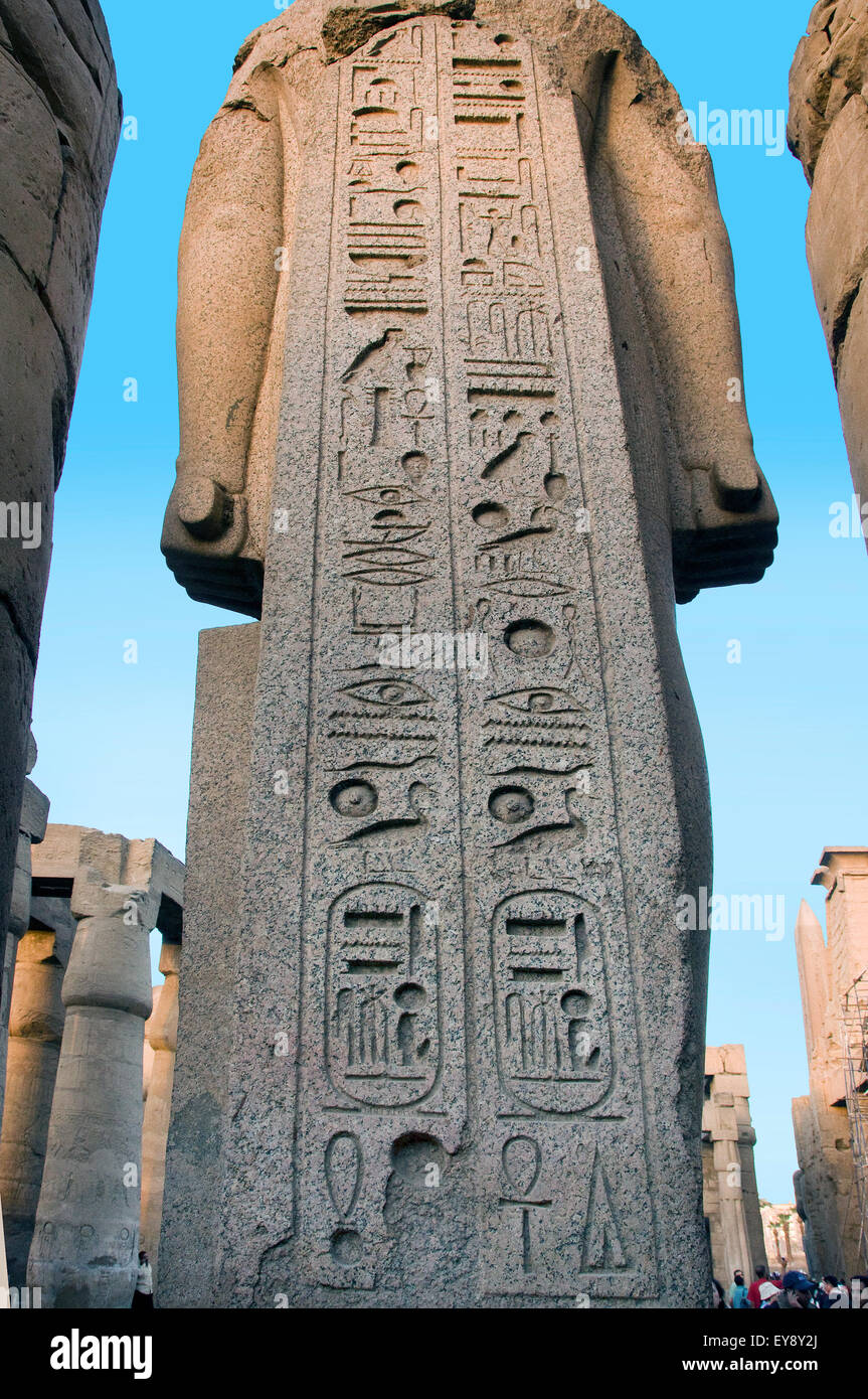 Luxor, Egitto. Tempio di Luxor (Ipet resyt): il retro di una gigantesca statua del faraone Usermaatra Setepenra Ramses II (1303-1212 Foto Stock