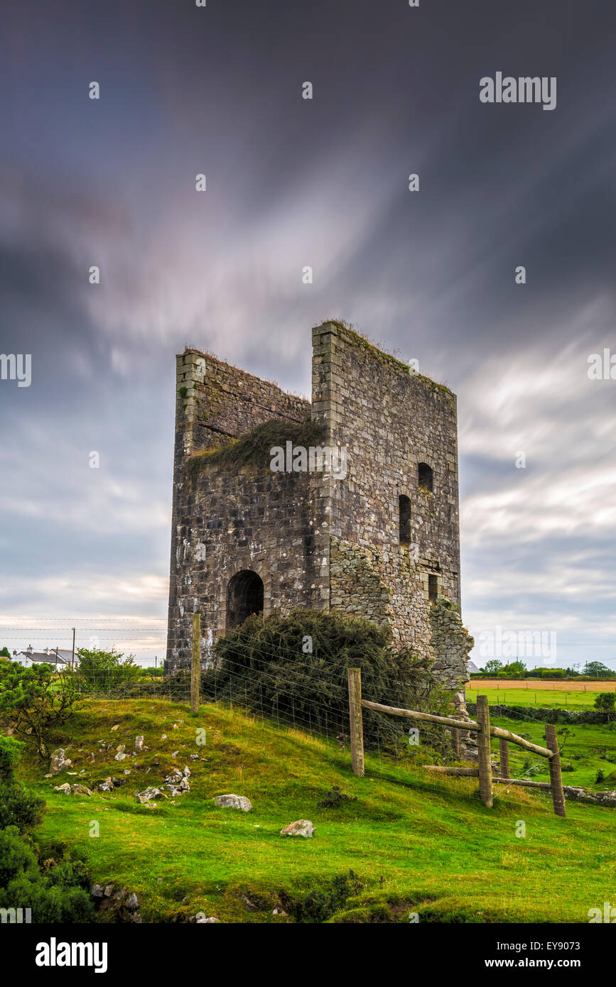 Casa del motore in corrispondenza di Wheal Jenkin miniera sul Bodmin Moor presso tirapiedi, Cornwall, Inghilterra Foto Stock