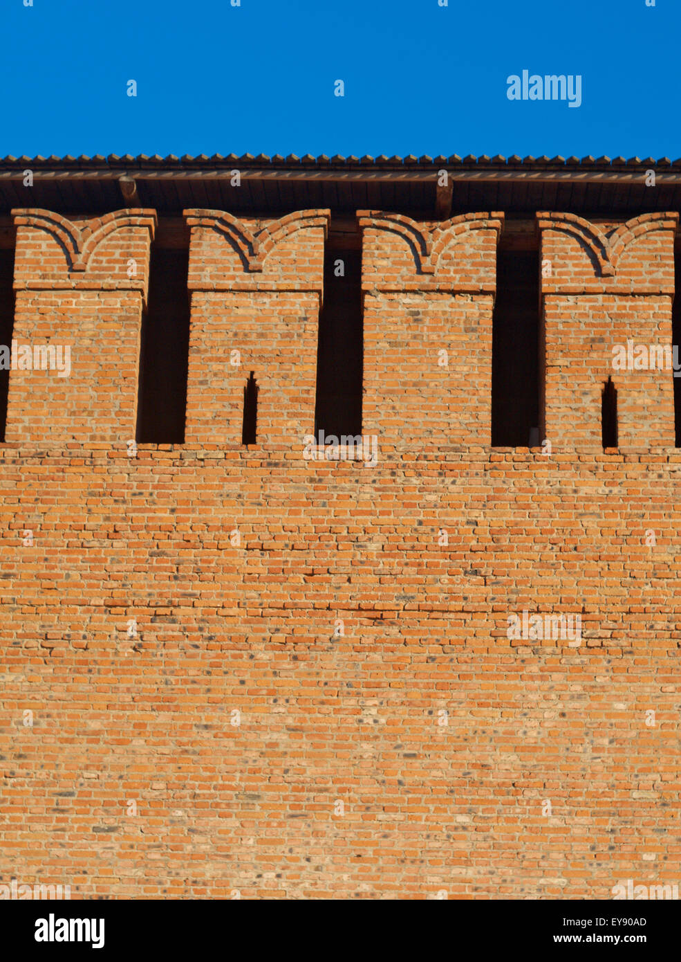 Squarcio nel muro di difesa di mattoni rossi della città antica Foto Stock