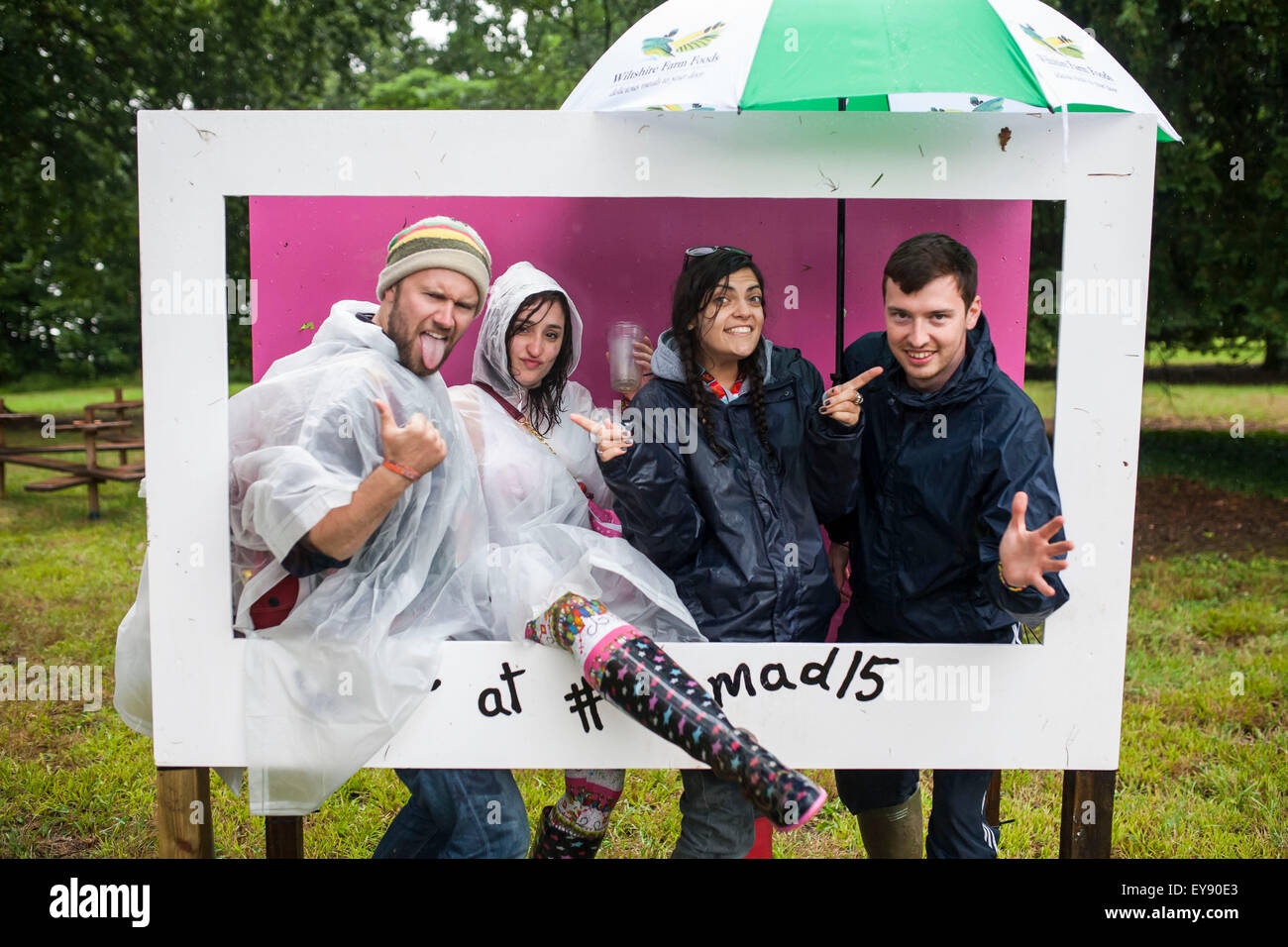 WOMAD Festival, Charlton Park, Wiltshire, Regno Unito. Il 24 luglio, 2015. Persone pongono in un segno selfie sotto la pioggia al Womad Festival tenutosi a Charlton Park, . Il 24 luglio 2015. Credito: Adam Gasson/Alamy Live News Foto Stock