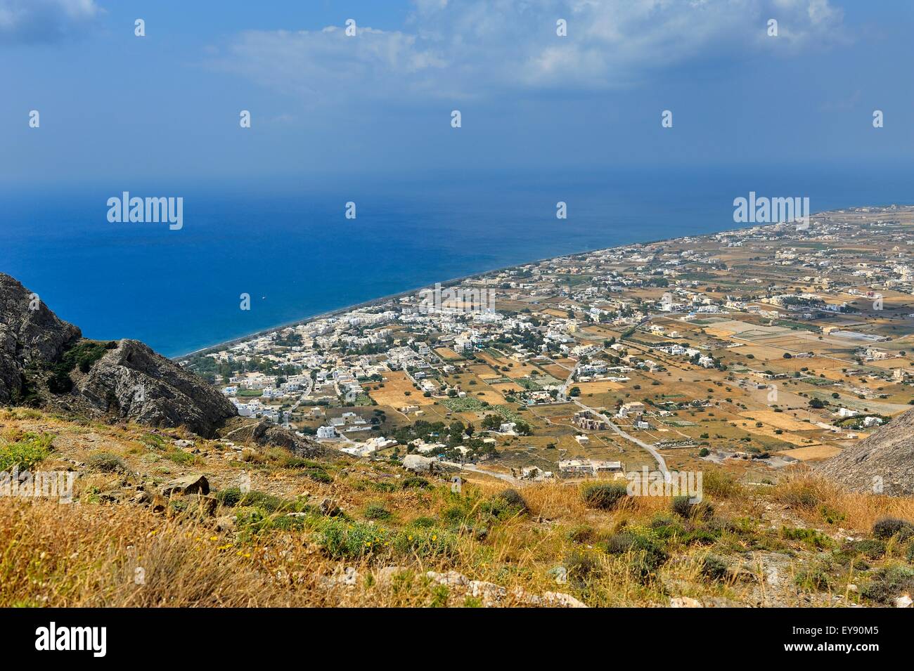 Una veduta aerea del litorale a Perissa,Santorini, Grecia Foto Stock