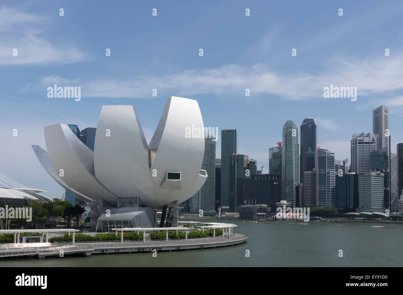 Vista del artmuseum Marina Bay Singapore con area di attività in background Foto Stock