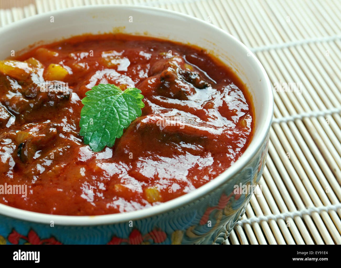 Laal maans - curry di carne da Rajasthan, India. carni di montone curry preparato in una salsa di ricotta calda e spezie come peperoncino rosso Foto Stock