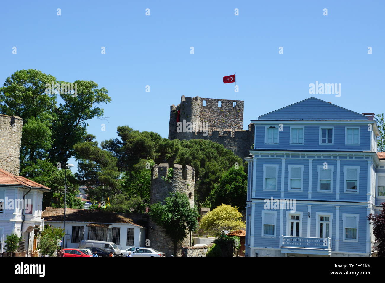 Lo stretto del Bosforo, palazzi storici, le mura della città Foto Stock