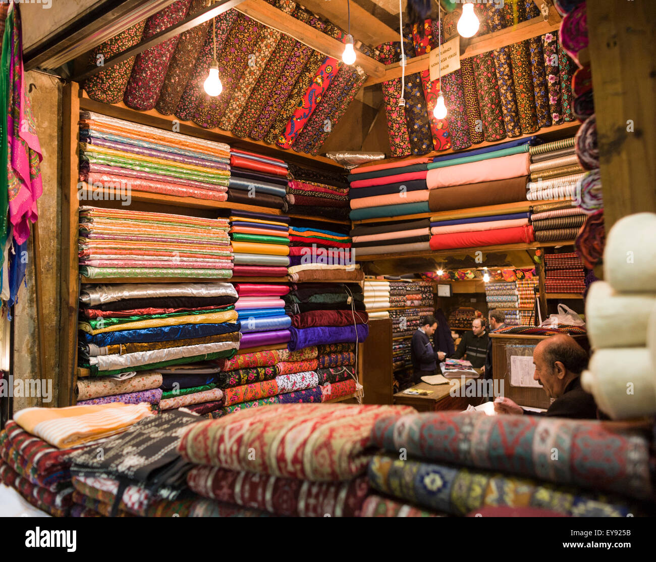 Negozio di tessuti nel Grand Bazaar, Istanbul, Turchia Foto stock - Alamy