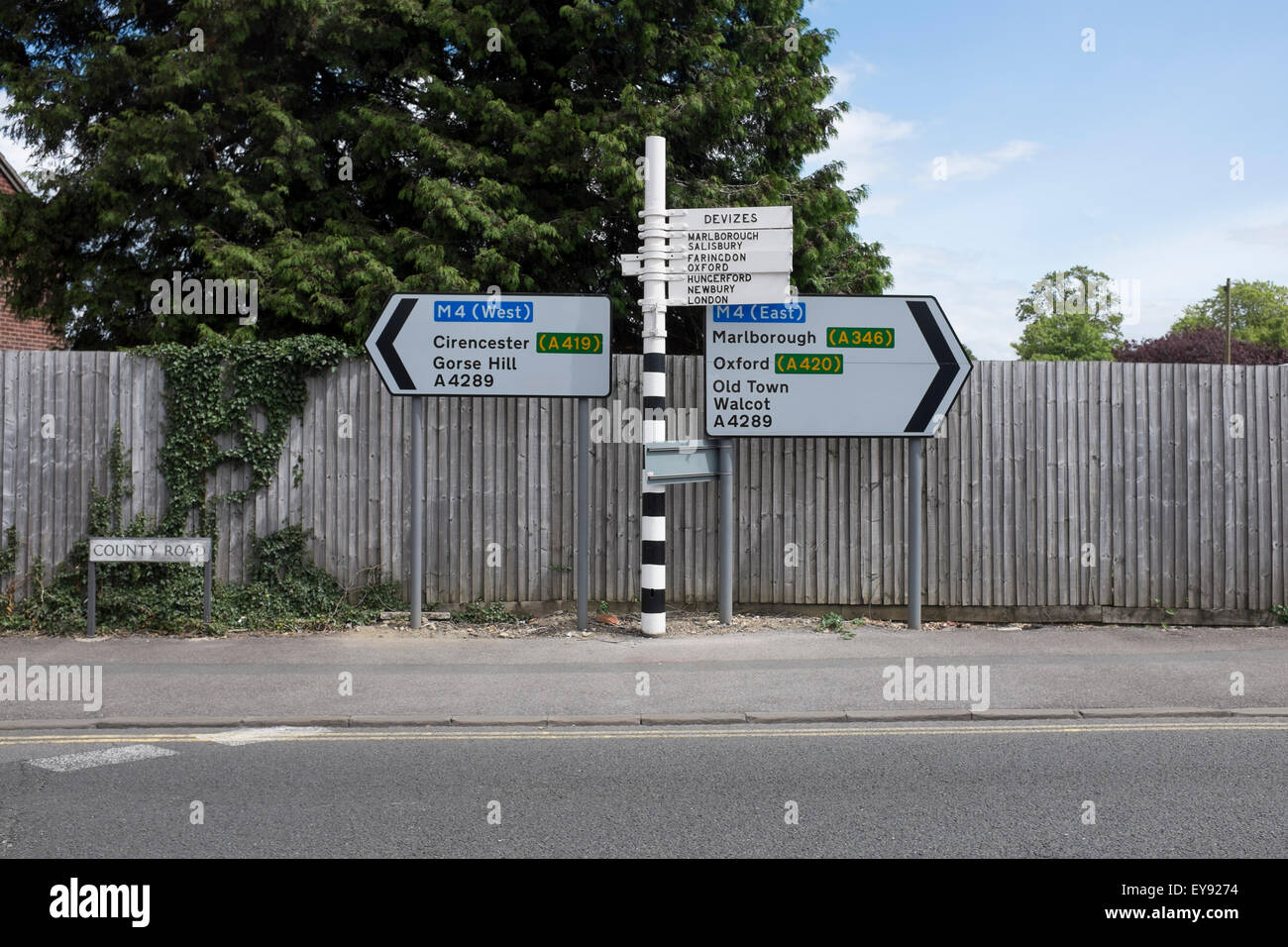 County Road Swindon con più Direzione strada segni Foto Stock