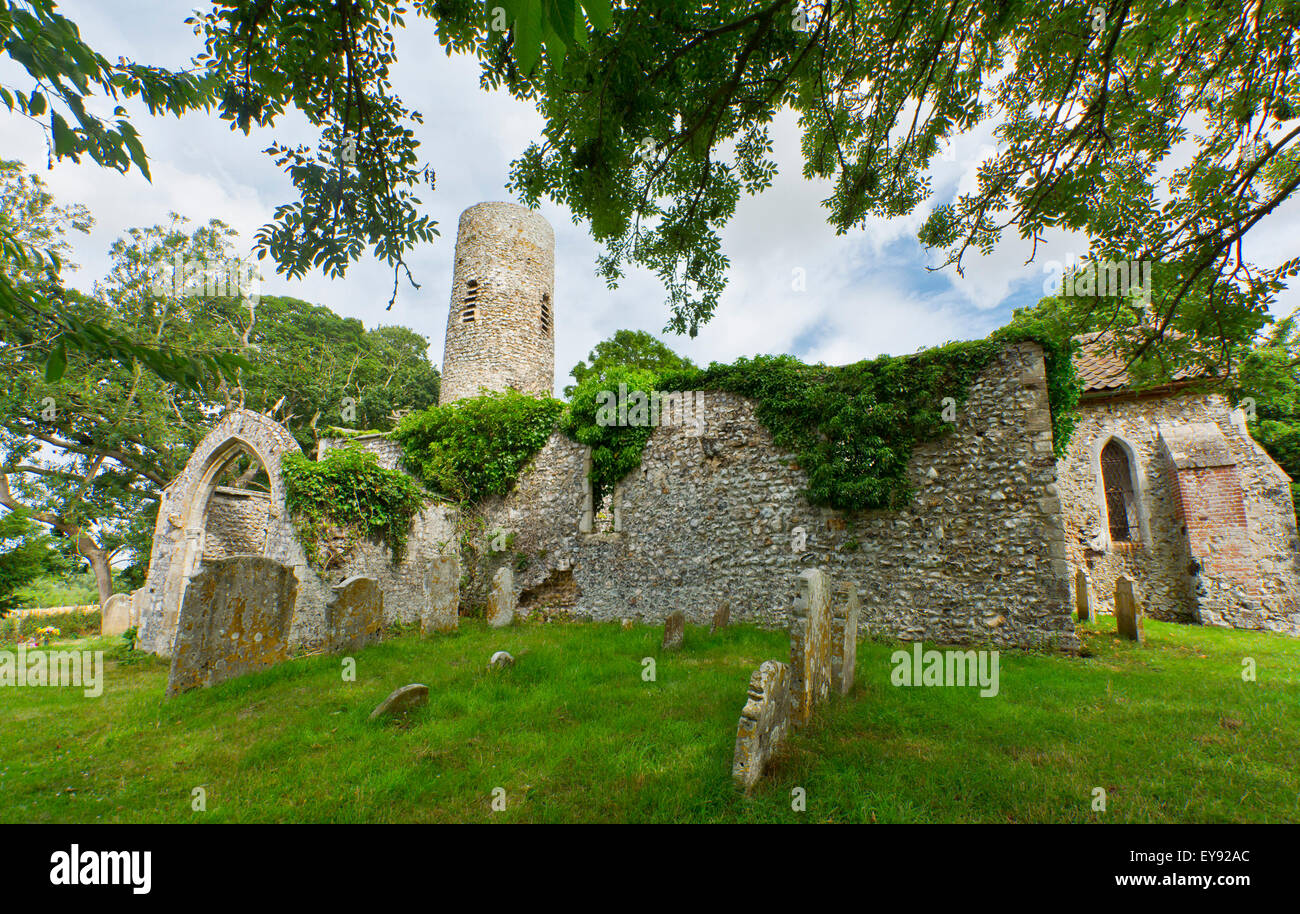 Rovine della chiesa di pietra focaia vecchia torre rotonda Foto Stock